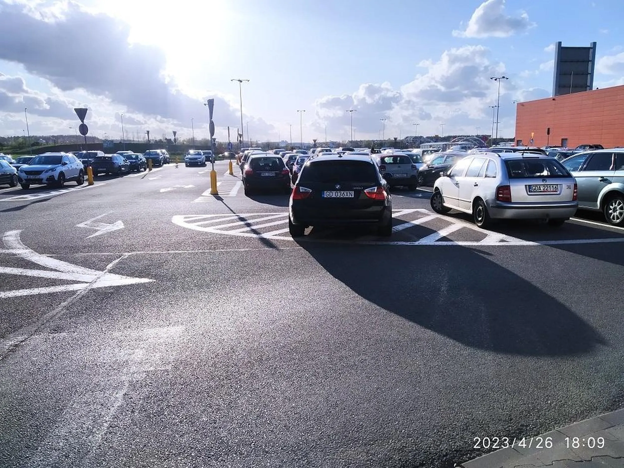 ten pas wyłączony z ruchu jest po to, aby ktoś z większym składem nie zahaczył o takiego cwaniaka jak ten krótko ostrzyżony chudy chłopczyk z BMW