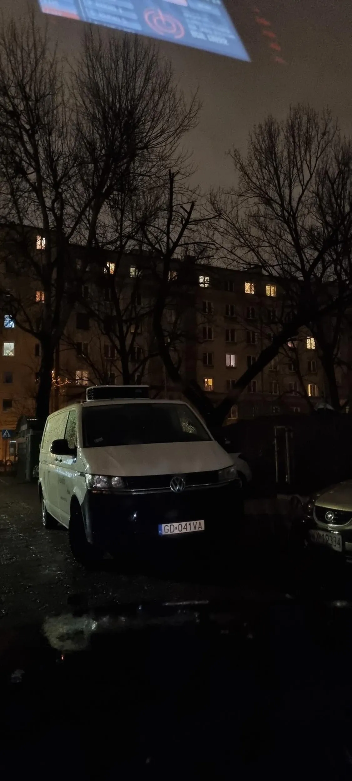 Wieczorne blokowanie miejsc postojowych. Oczekiwanie na przestawienie pojazdu około 15minut/20minut