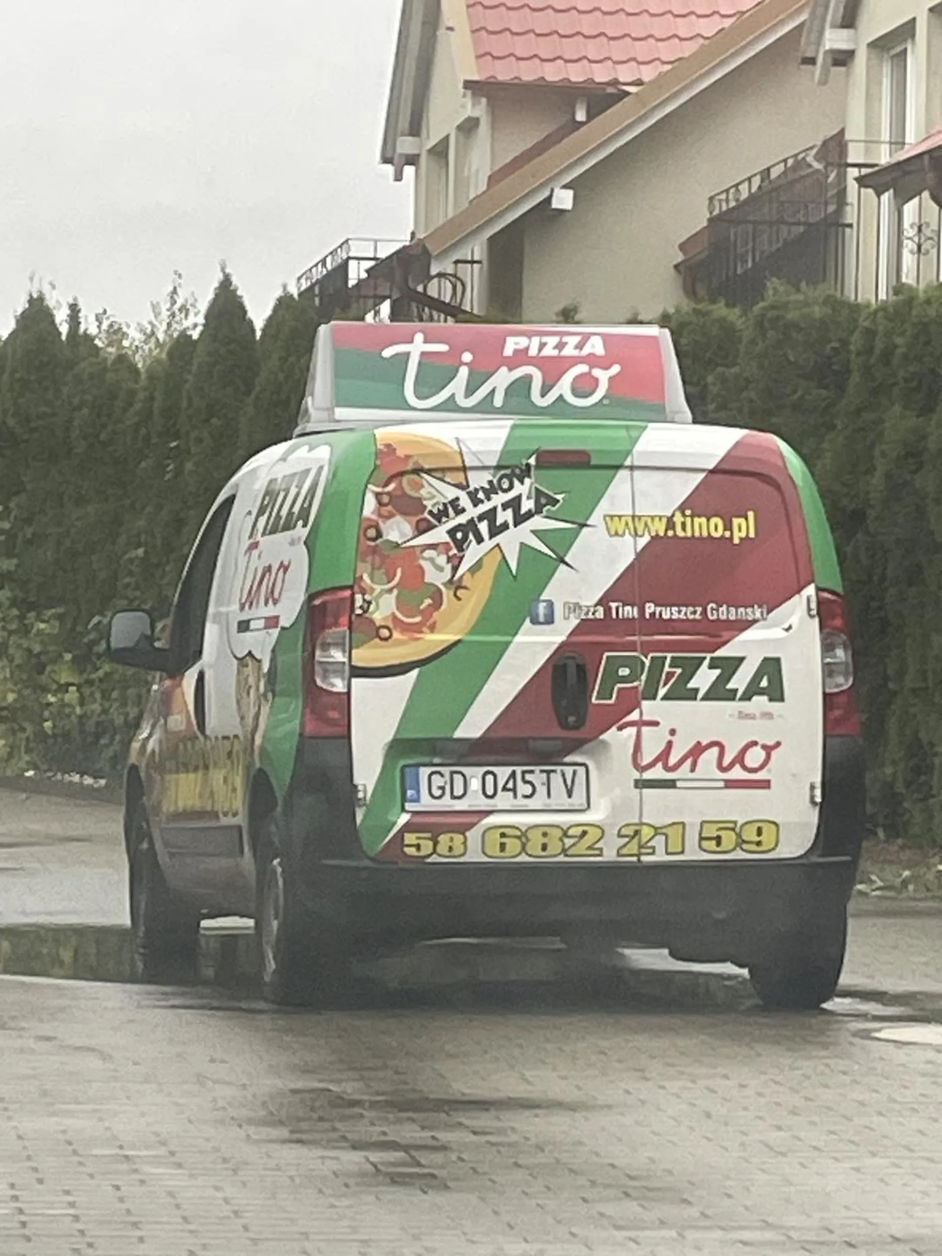 Chłopak w dresie Adidasa i czapeczce postawił tego trupa na środku drogi i tym samym zablokował wjazd śmieciarce następnie kłócił się z śmieciarzami a na samym końcu został wrzucony do śmietnika nie polecam