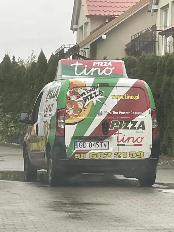 Chłopak w dresie Adidasa i czapeczce postawił tego trupa na środku drogi i tym samym zablokował wjazd śmieciarce następnie kłócił się z śmieciarzami a na samym końcu został wrzucony do śmietnika nie polecam