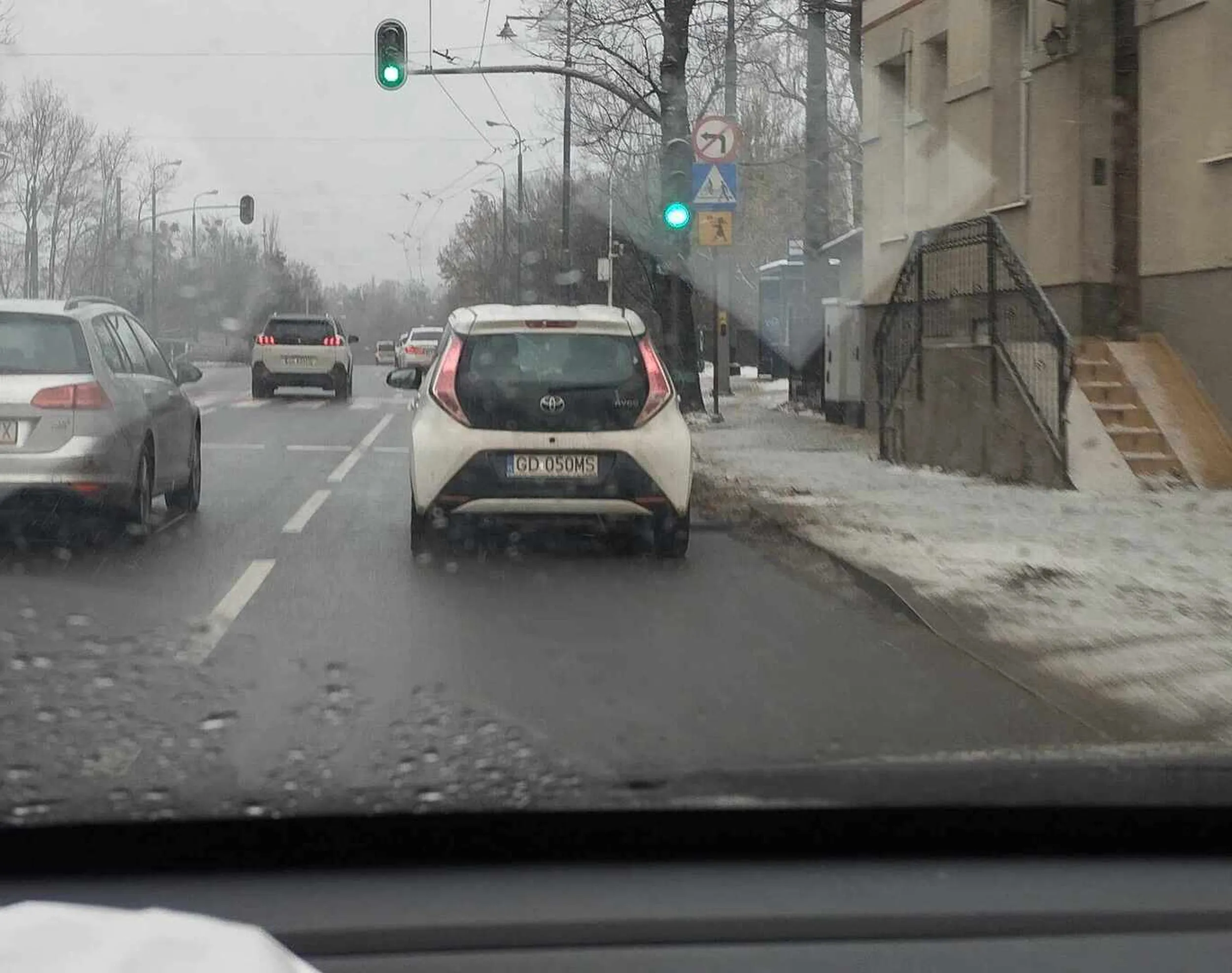 Baba jedzie prawym pasem, ja lewym. Chcąc wyprzedzić włącza kierunek po czym bez patrzenia w lusterko zmienia pas. Chwilę później zmienia pas na prawy i z prawej strony zaczyna wyprzedzać samochody. Równam się z nią i pytam czy ma lusterka i czy z nich korzysta. Mówi że nie ma i czy że nie widziałem, że ona chce zmienić pas :) Laska, to że ktoś chce coś ze sklepu, a nie ma pieniędzy nie oznacza, że idzie kraść. Zmieniasz pas, jak masz do tego możliwości. I uważaj, bo na następny raz zrobisz swojemu dziecku (bo zakładam, że był nim chłopaczek na pasażerze) krzywdę.