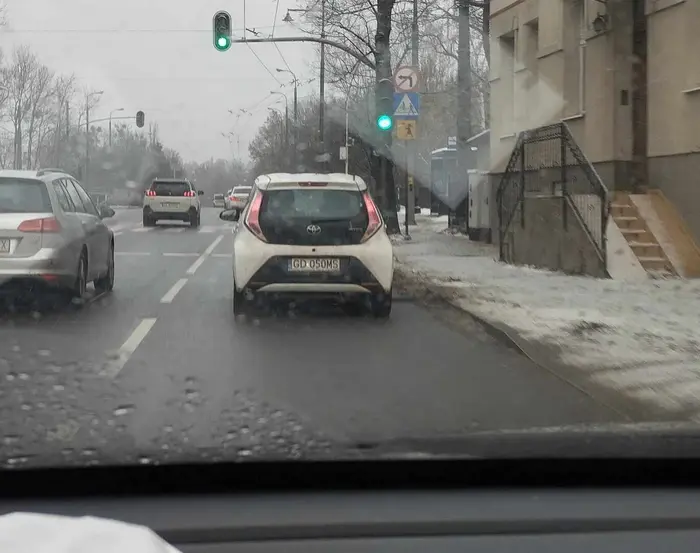 Baba jedzie prawym pasem, ja lewym. Chcąc wyprzedzić włącza kierunek po czym bez patrzenia w lusterko zmienia pas. Chwilę później zmienia pas na prawy i z prawej strony zaczyna wyprzedzać samochody. Równam się z nią i pytam czy ma lusterka i czy z nich korzysta. Mówi że nie ma i czy że nie widziałem, że ona chce zmienić pas :) Laska, to że ktoś chce coś ze sklepu, a nie ma pieniędzy nie oznacza, że idzie kraść. Zmieniasz pas, jak masz do tego możliwości. I uważaj, bo na następny raz zrobisz swojemu dziecku (bo zakładam, że był nim chłopaczek na pasażerze) krzywdę.