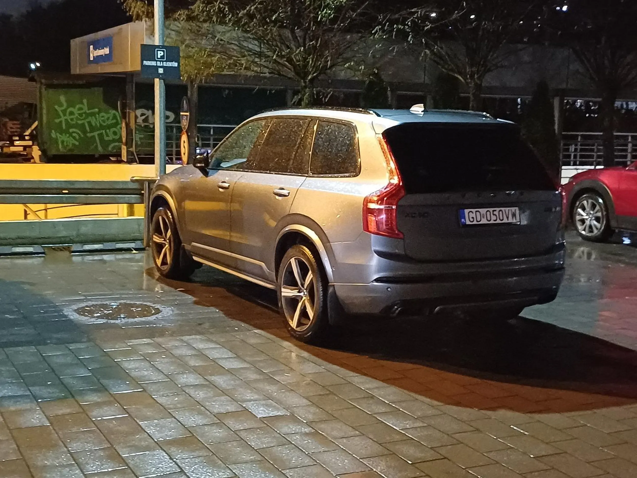 Na pewno drzwi nie będą obite. A niby u nas uczy się kierowców na parkingowych. Tu idealne wpasowanie w całe dwa miejsca parkingowe. Brawo za debiut na tablicy.