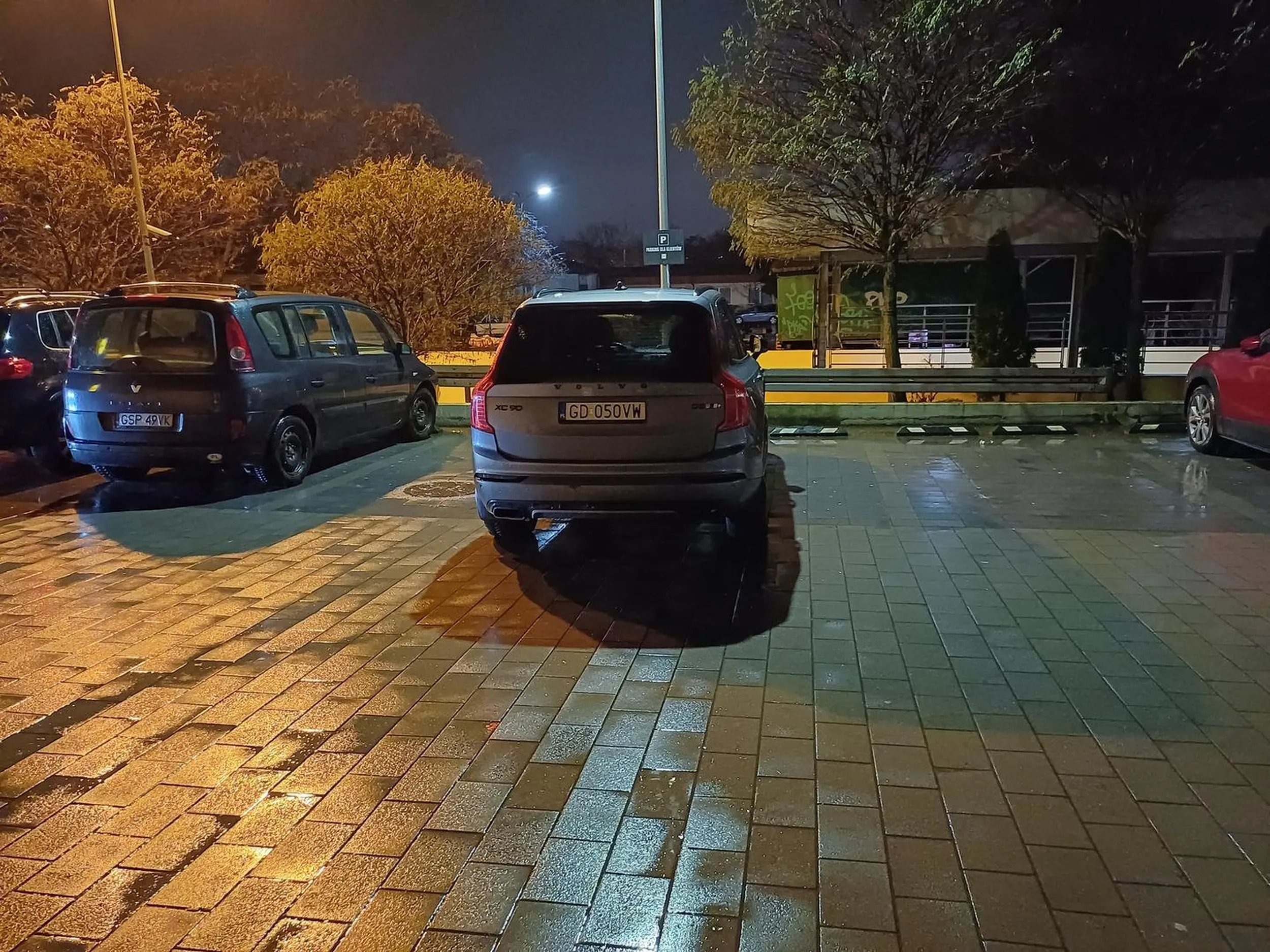 Na pewno drzwi nie będą obite. A niby u nas uczy się kierowców na parkingowych. Tu idealne wpasowanie w całe dwa miejsca parkingowe. Brawo za debiut na tablicy.