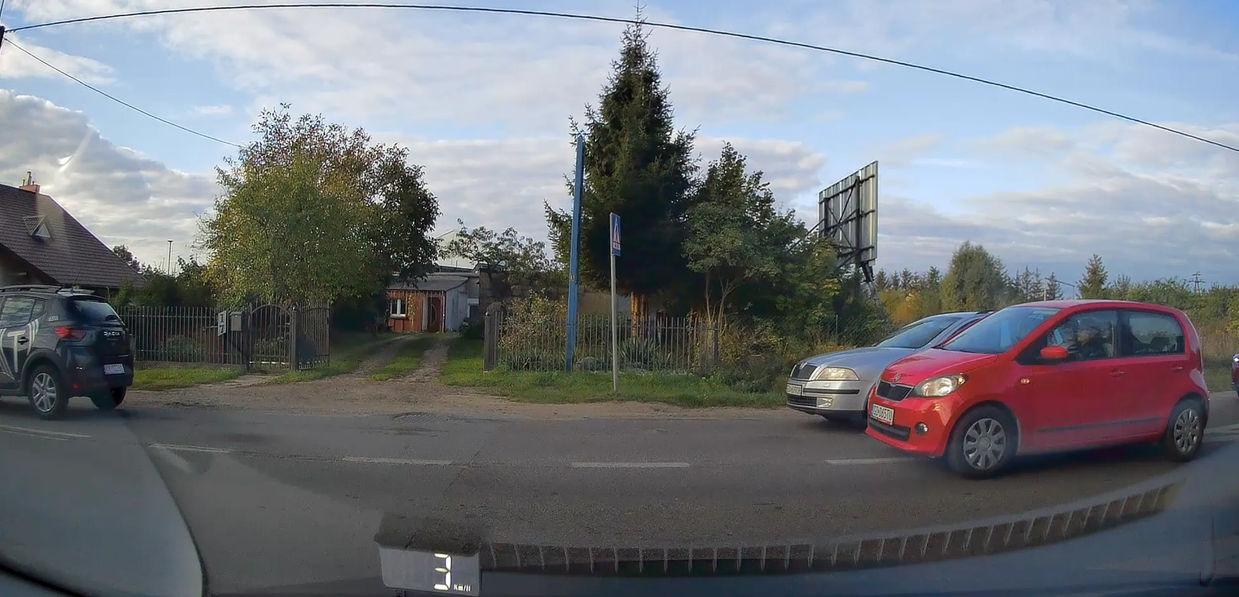 Kierowca jedzie pod prąd żeby skręcić w lewo