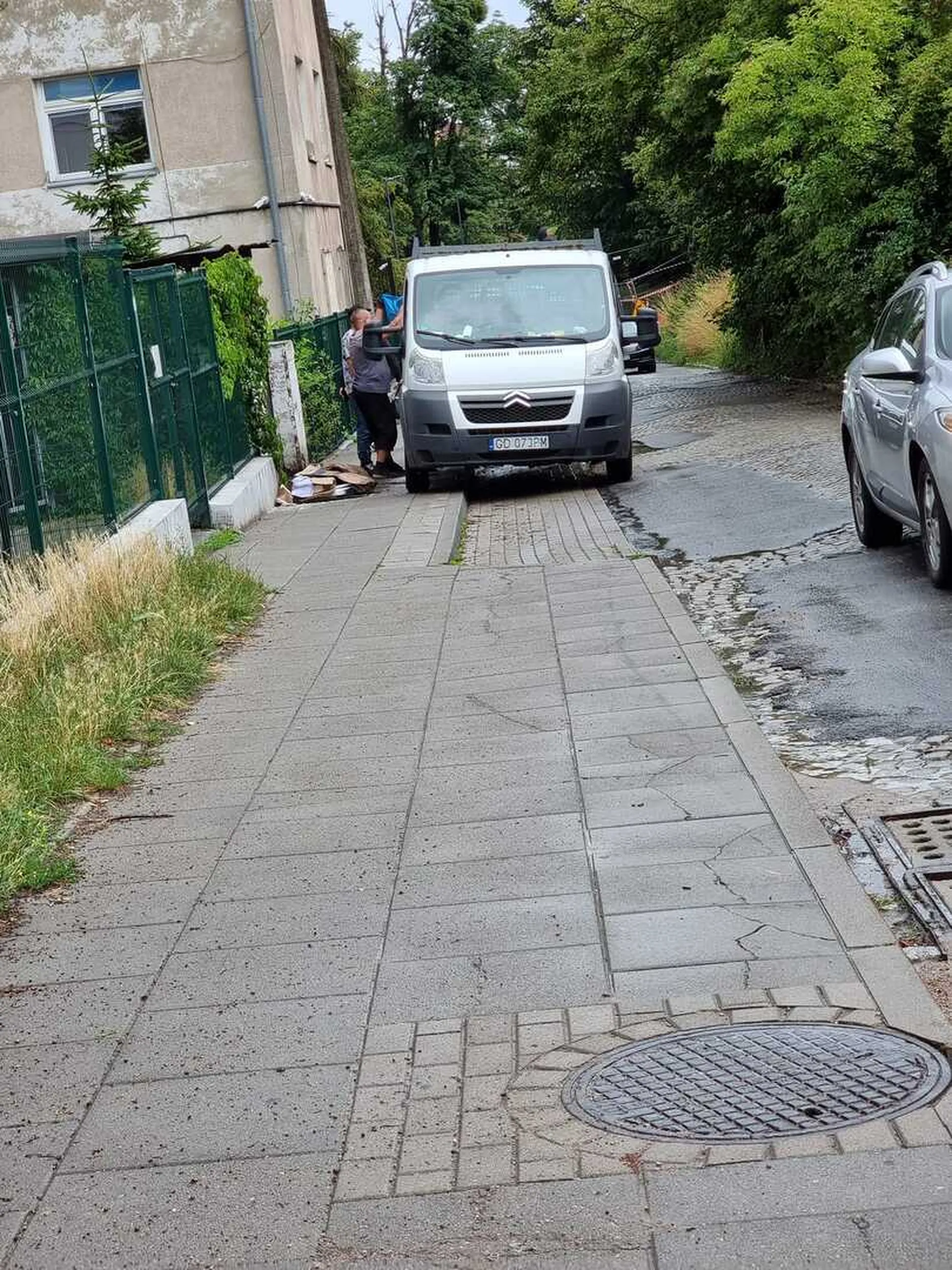 Podrzucają śmieci budowlane pod wiaty śmietnikowe, parchy wstrętne. Podrzucili śmieci tu i jeszcze na Zakopiańskiej. Samochód firmy Mopik z Gdańska. http://mopik-gdansk.pl/