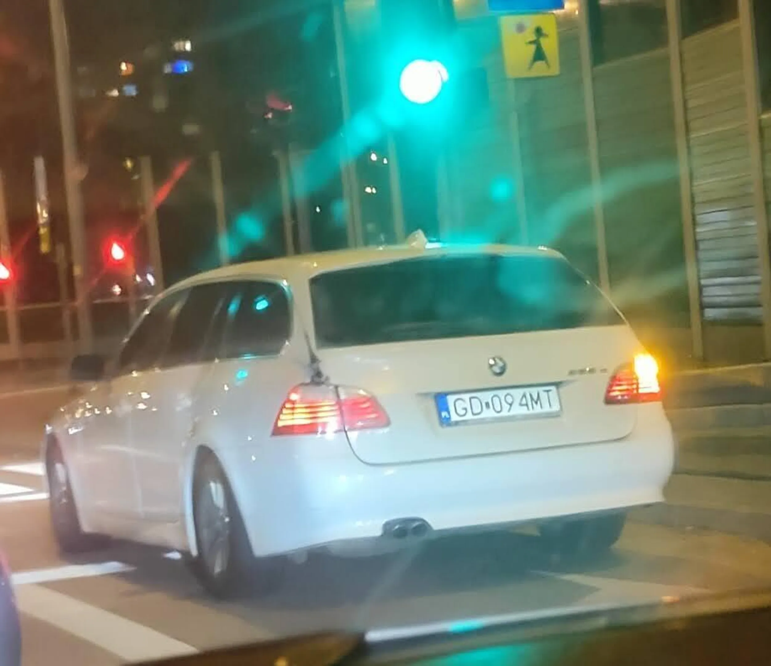 To nadal nieoznakowany radiowóz. Białe BMW 5, E61. Widziany 01.01.2023 na alei Żołnierzy wyklętych.