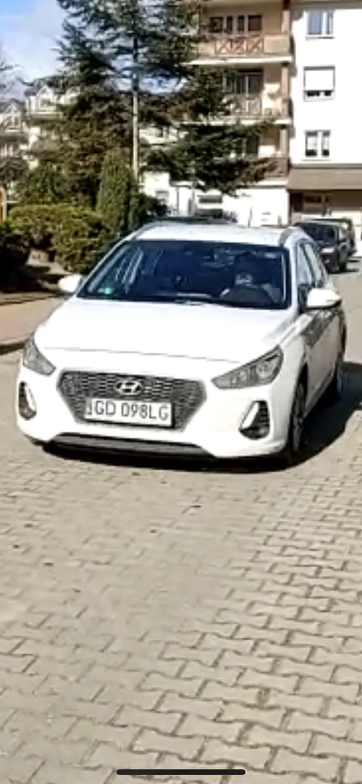 kierowca białego hyundai (pan z brodą i okularami) zajechał nam drogę w ostatniej chwili w bardzo agresywny sposób, manewr ten powtórzył próbując wymusić pierwszeństwo i ponieważ nie dał rady tego zrobić drugi raz, śledził nas aż do naszego domu. Uwaga! nagrywał nas, nie wiemy w jakim celu??? ale na jego nie szczęcie my również nagraliśmy tego pana, pan nie chciał się zatrzymać a chyba tylko i wyłącznie postraszyć rodzinę z dziećmi na pokładzie ... uwaga na tego pana, bo najwyraźniej ma problemy z komunikacją i kulturą jazdy, a nawet stanowi poważne zagrożenie!