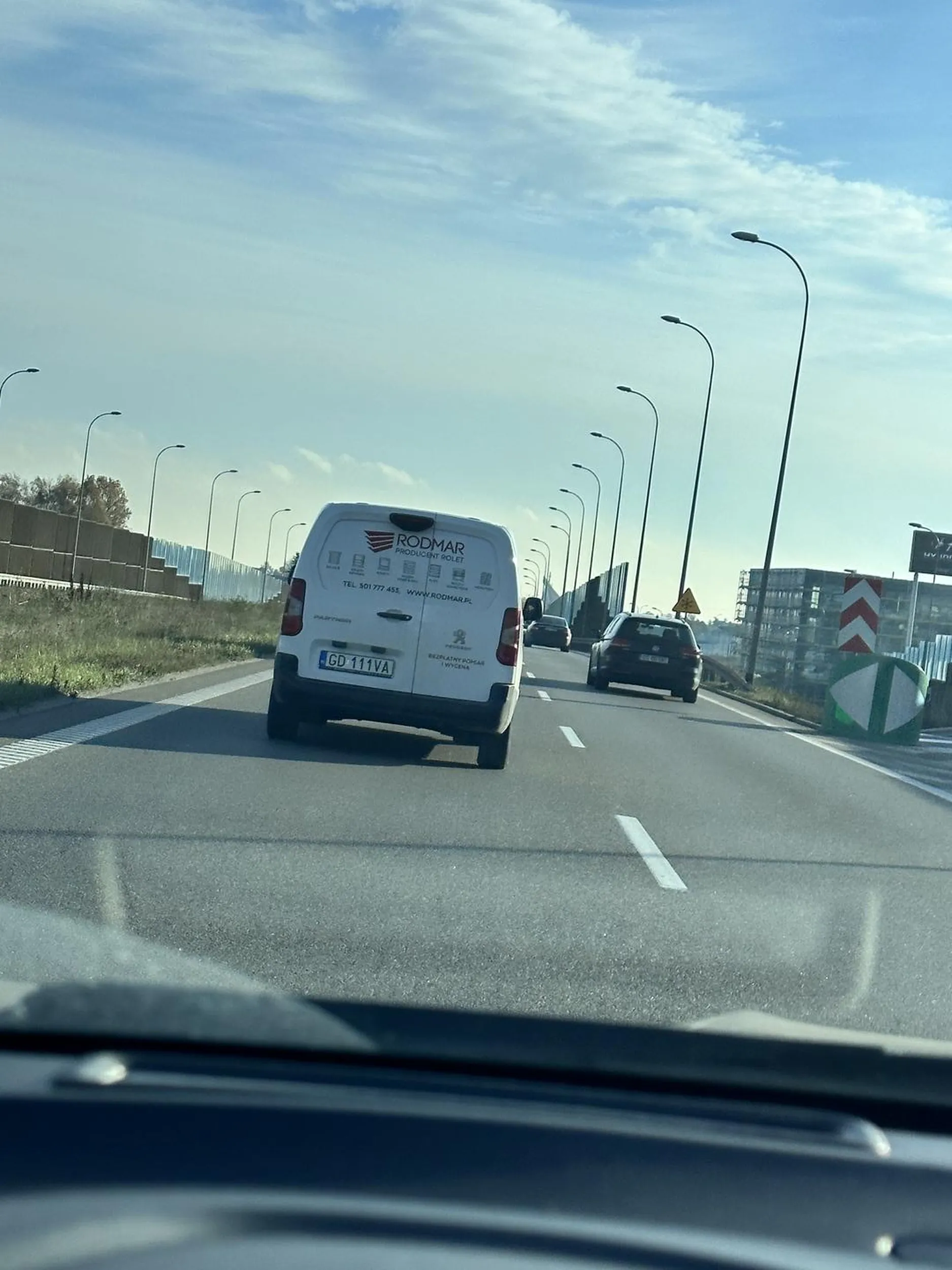 Drogowy cebulak, który wciska się przy końcu pasa, pod samochód jadący z duża prędkością w dodatku z dzieckiem. Wymusza pierwszeństwo w ten sposób powodując zagrożenie