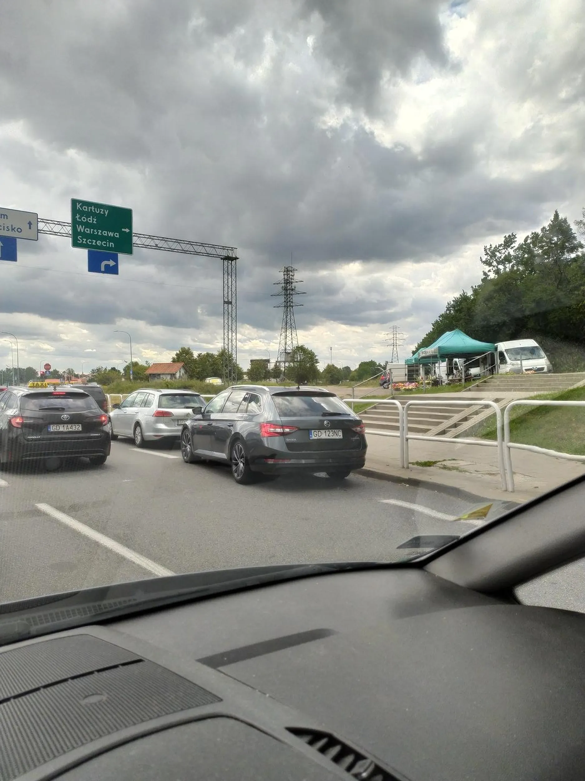 Swir zajeżdża drogę