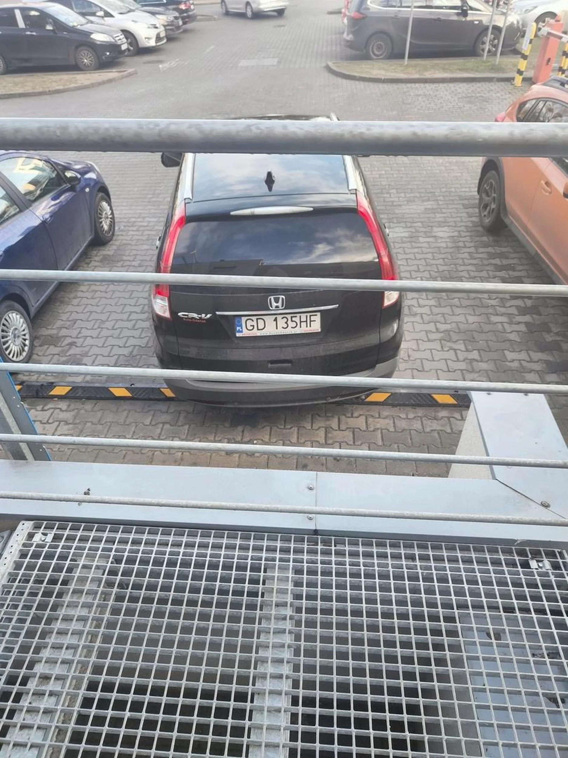 No tak, bo parkowanie to trudna sprawa .. Facet 5 razy próbował wjechać w miejsce parkingowe, lecz nieudolnie. Takie osoby powinny wracać na zajęcia do szkółki jazdy.