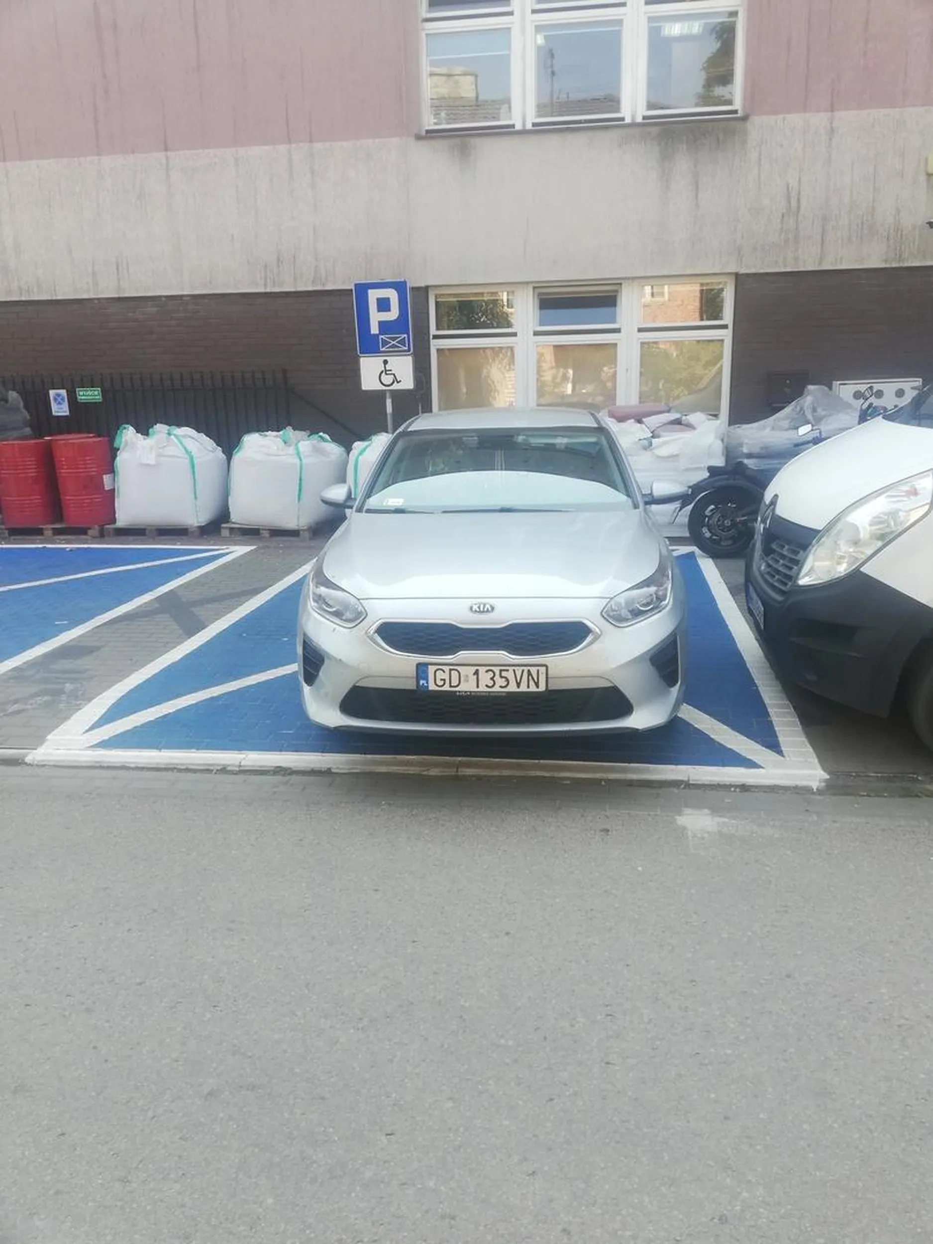 Nieuprawnione parkowanie na miejscu dla osób niepełnosprawnych i blokowanie zatrzymania się pojazdu do przewozu dzieci niepełnosprawnych MTON