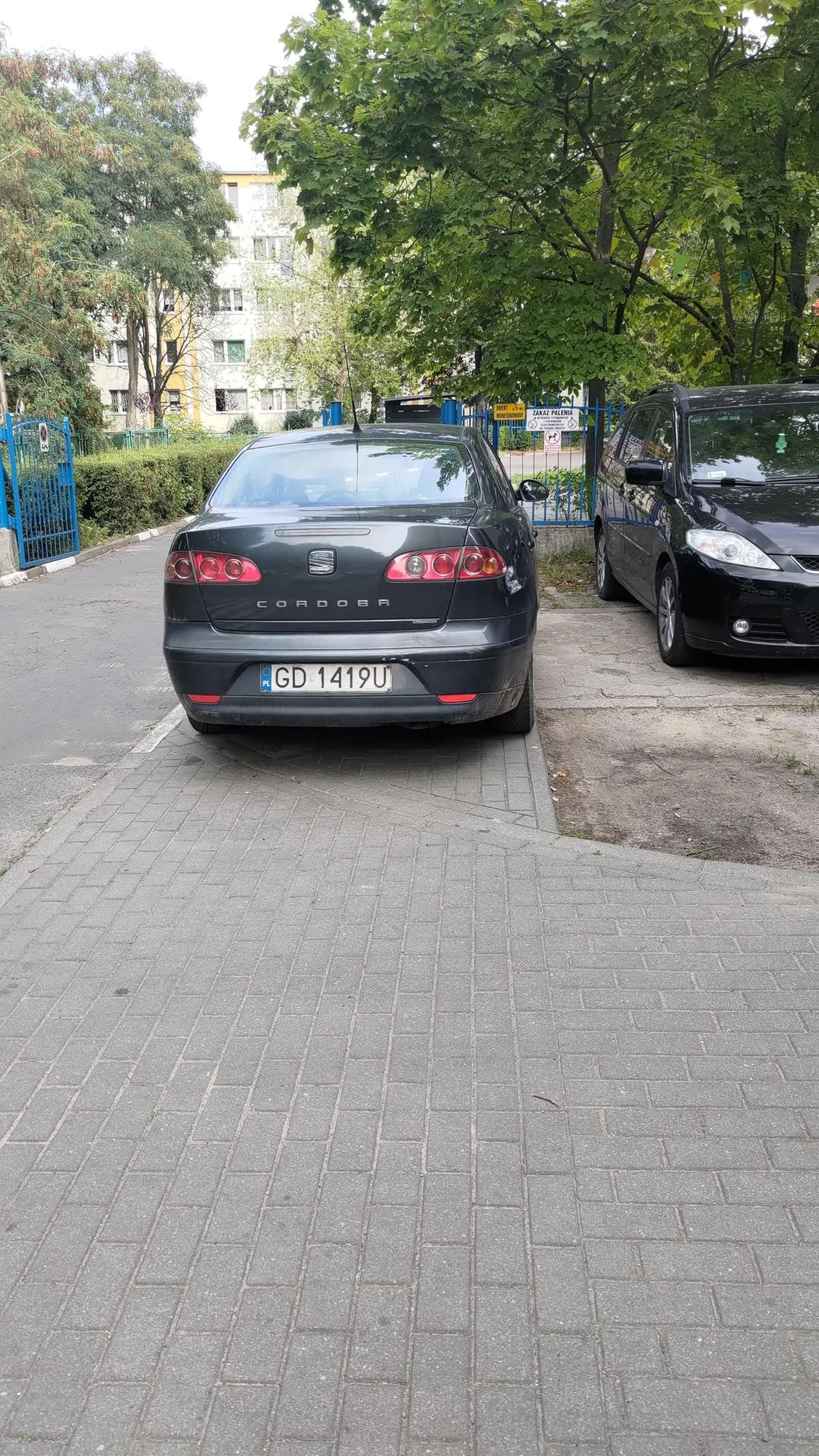 Kierowca nie wie że nie parkuje się na całej szerokości chodnika i nie blokuje wejścia do przedszkola