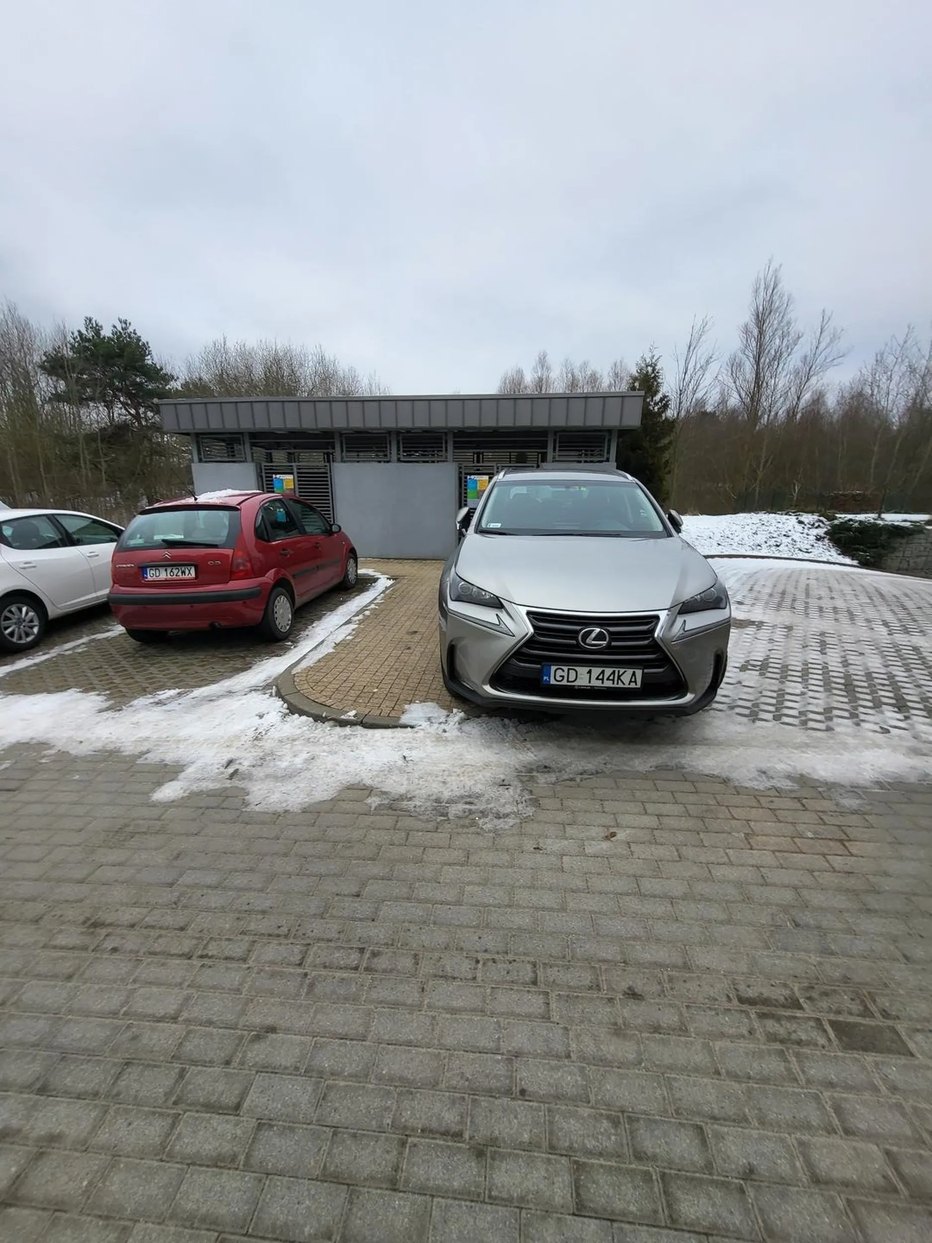 Ktoś wytłumaczy temu panu, że to miejsce nie jest do parkowania, on tam zawsze parkuje