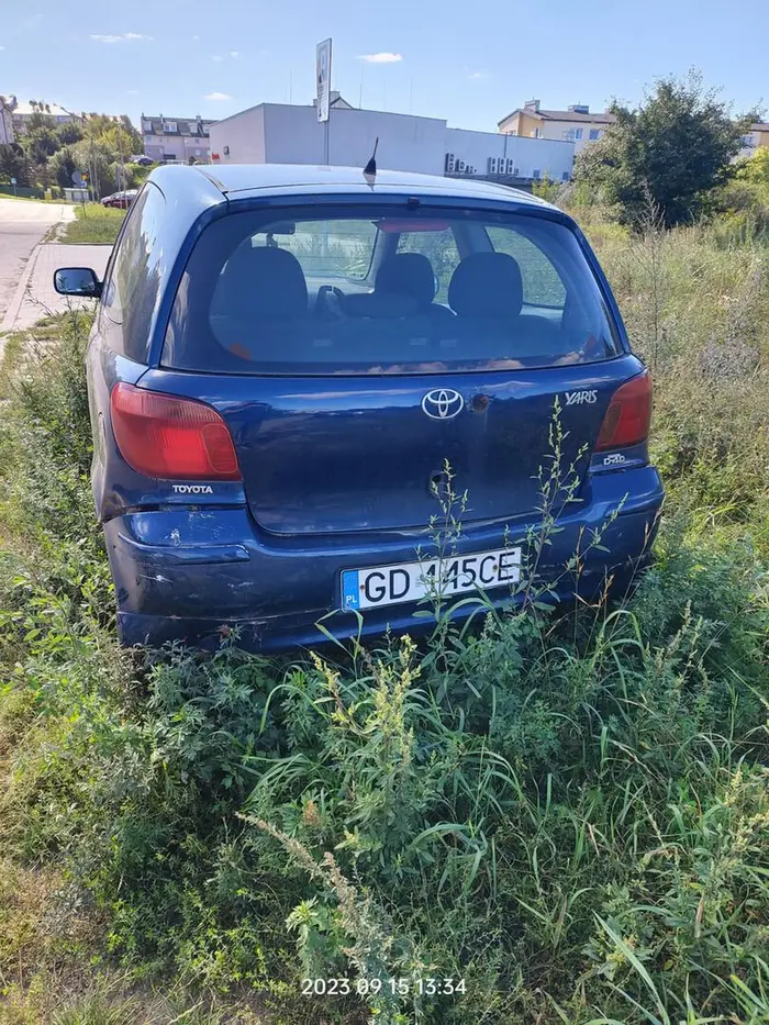 Samochód Toyota Yaris stoi w zaroślach od wielu tygodni przy ul. Kadmowej na Oruni Górnej. Może komuś skradziono.