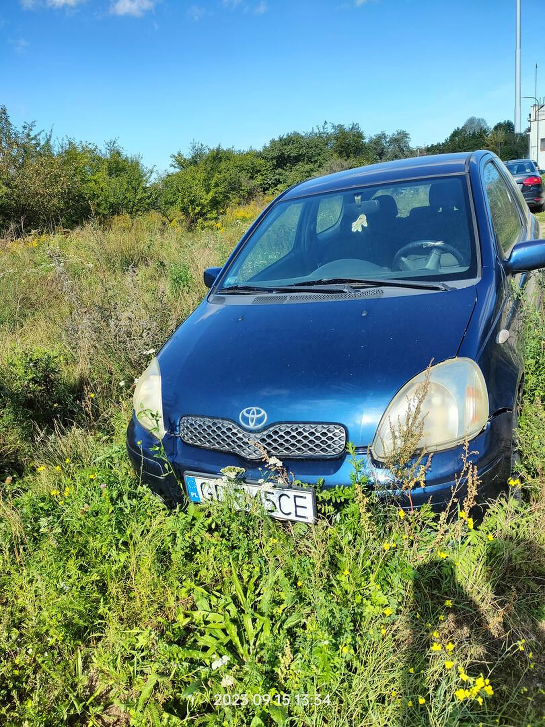 Samochód Toyota Yaris stoi w zaroślach od wielu tygodni przy ul. Kadmowej na Oruni Górnej. Może komuś skradziono.