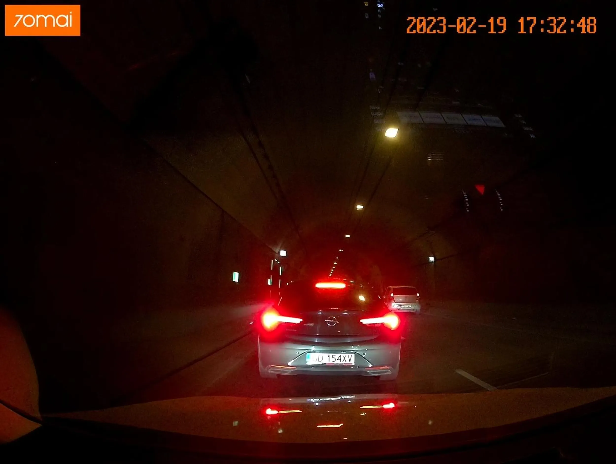 Blokuje lewy pas do tego próbuje wymusic stłuczkę hamujac i stwarzając zagrożenie w tunelu