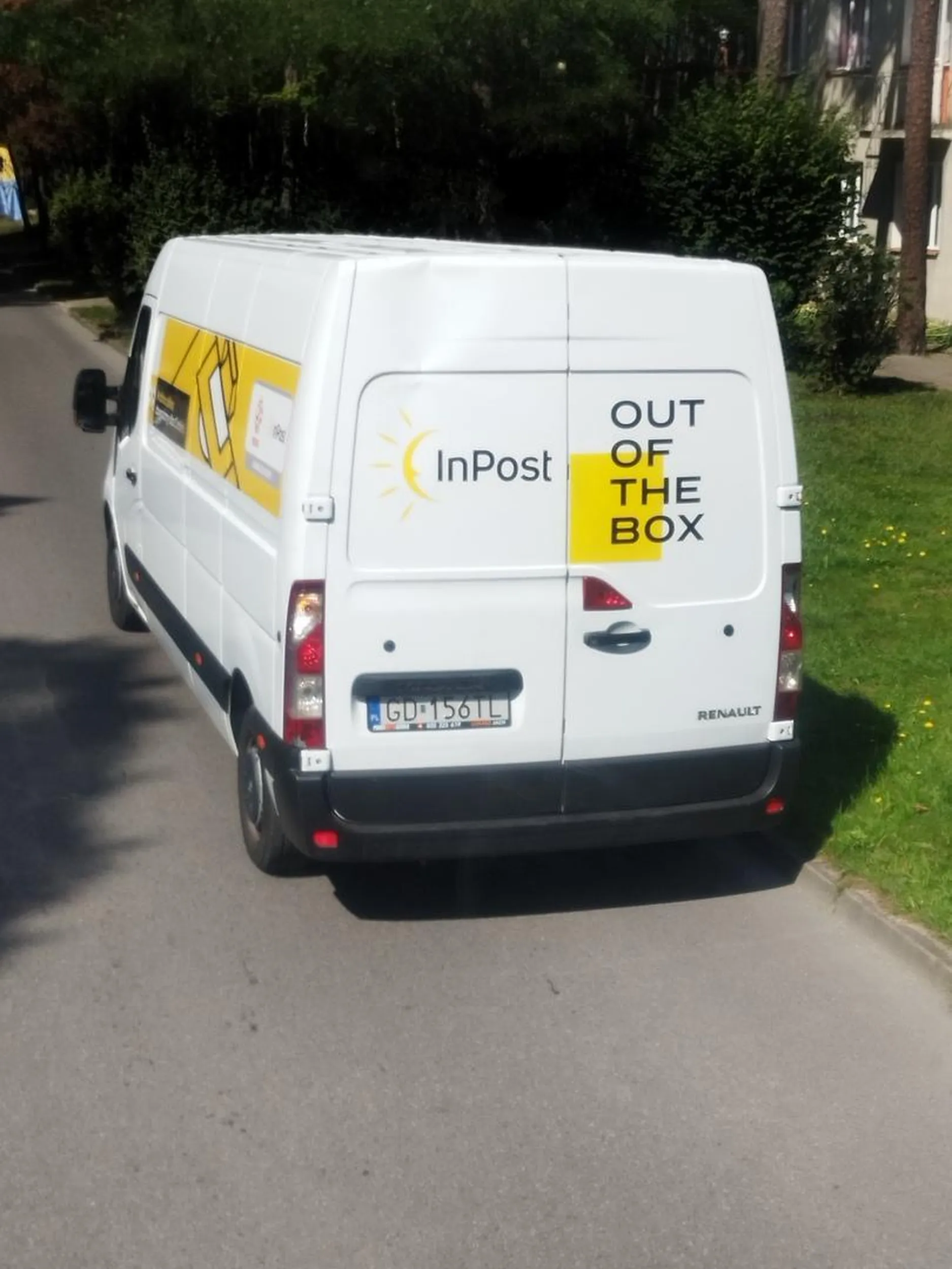 Bardzo pięknie zaparkował pan kurier,sezon sierpień godziny szczytu delikatny zator na całą Jurate się zrobił... Słoneczko przygrzalo i już ciężko pomyśleć żeby nie utrudniać innym płynnej jazdy ? zjechać metr na trawnik i po kłopocie jak już na prawdę nie ma innego dojazdu żeby dostarczyć przesyłkę