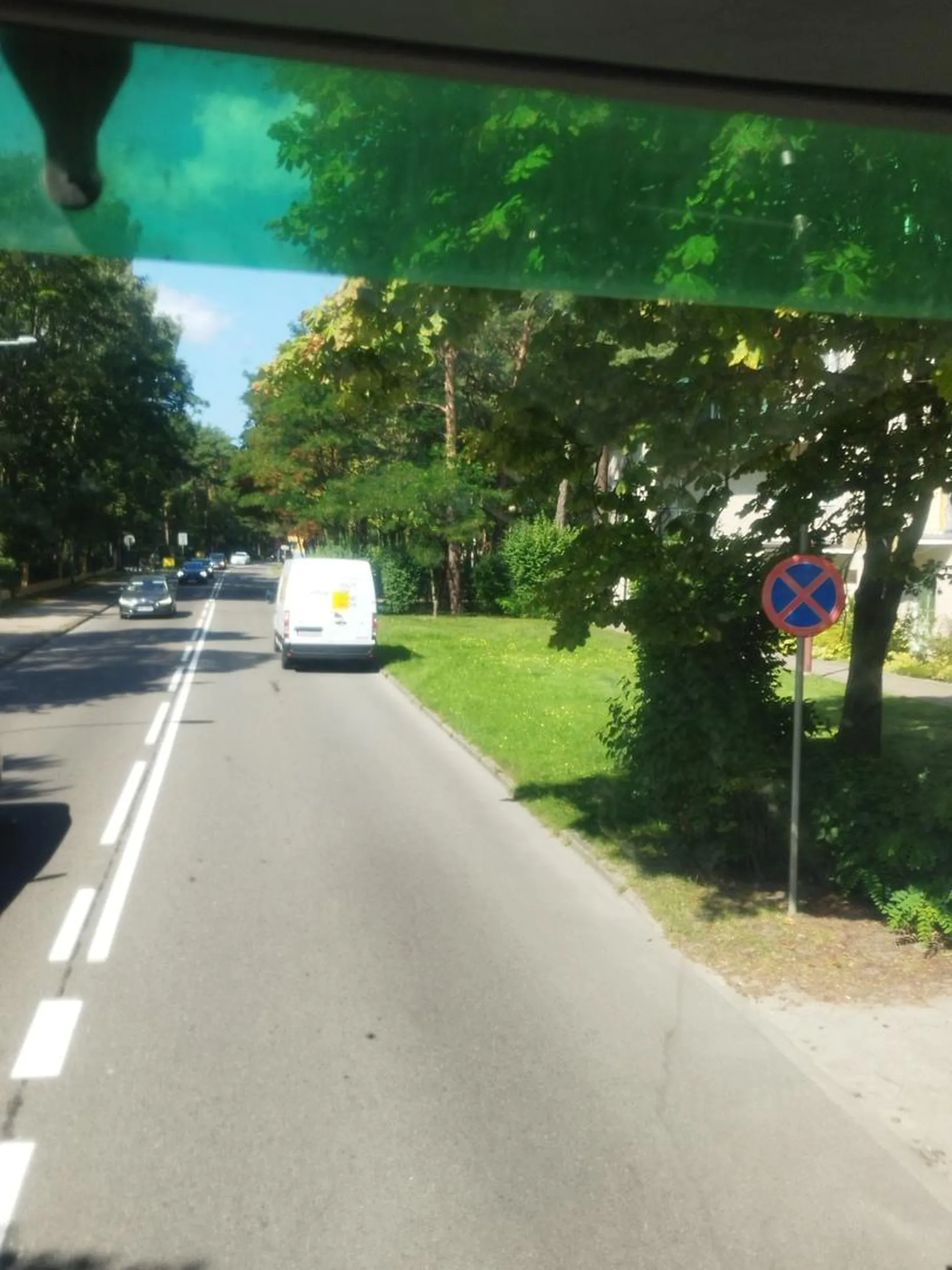 Bardzo pięknie zaparkował pan kurier,sezon sierpień godziny szczytu delikatny zator na całą Jurate się zrobił... Słoneczko przygrzalo i już ciężko pomyśleć żeby nie utrudniać innym płynnej jazdy ? zjechać metr na trawnik i po kłopocie jak już na prawdę nie ma innego dojazdu żeby dostarczyć przesyłkę