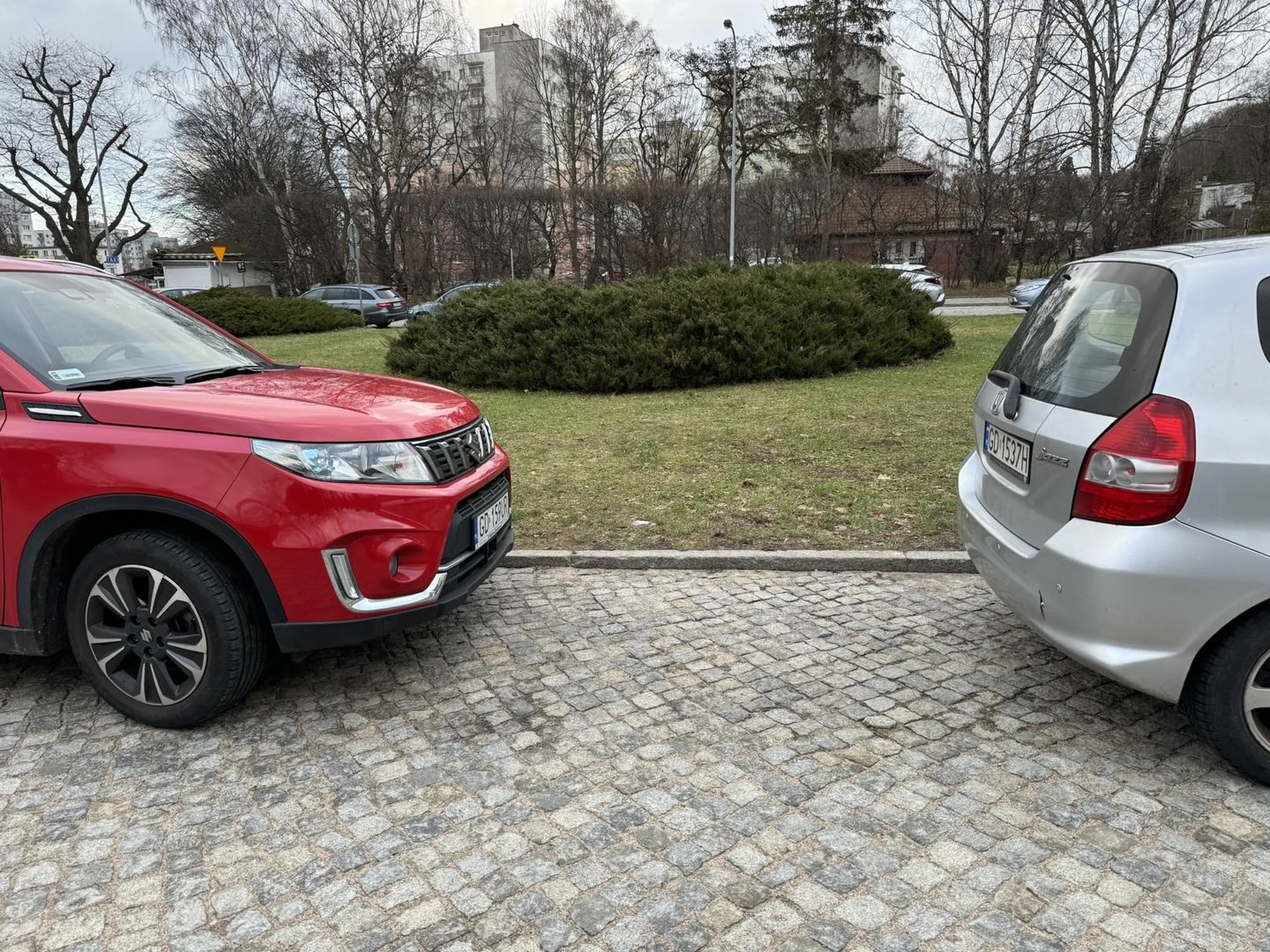 Na prośbę aby kierowca zaparkował bliżej, odpowiedział że nie ma miejsca.