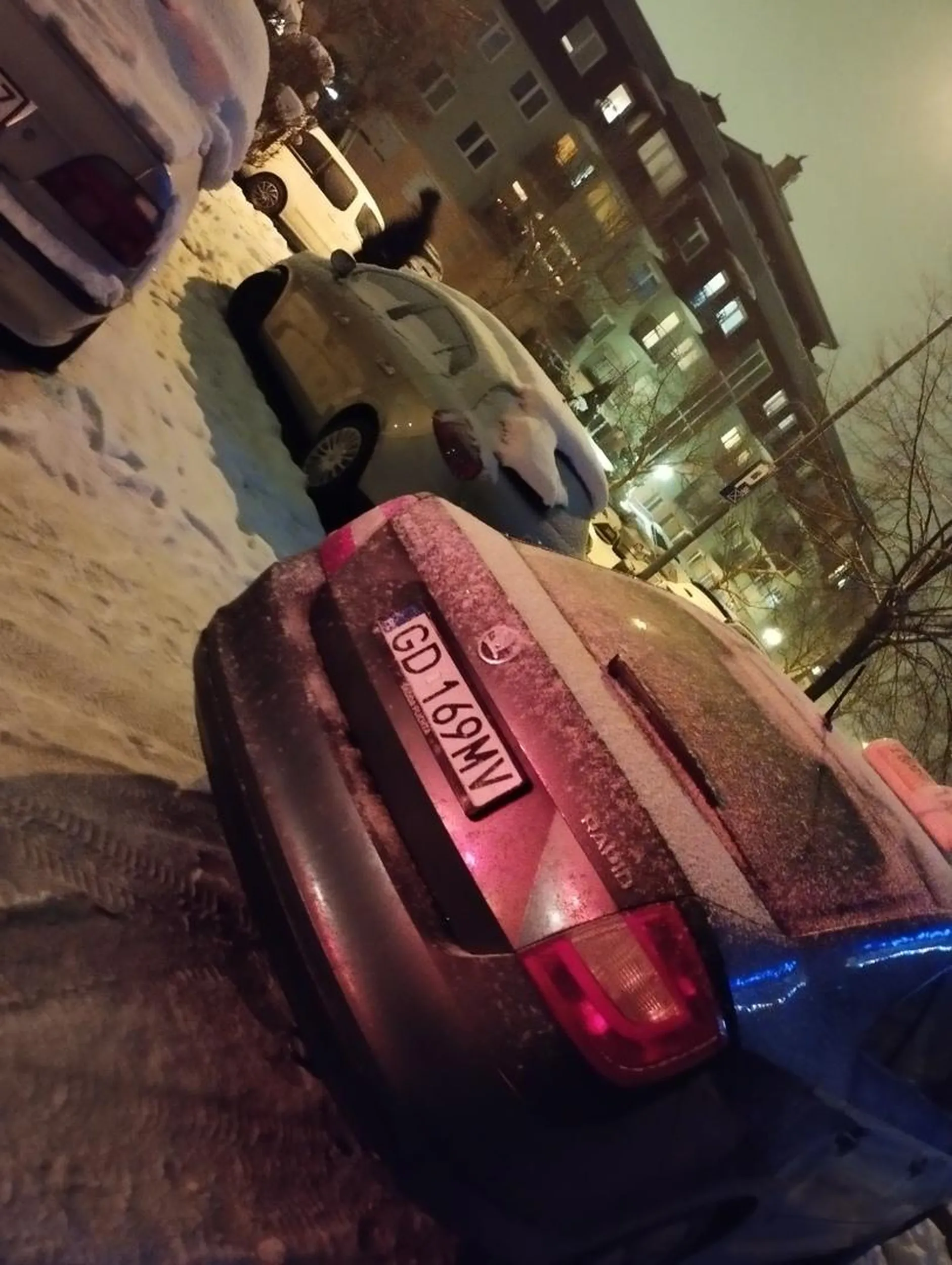 Zastawił wyjazd z porze wieczornej w Gdańsku na osiedlu w którym mieszka na aż 5h. A to bardzo ciekawe, bo widzę że ma miejsce w hali garażowej.