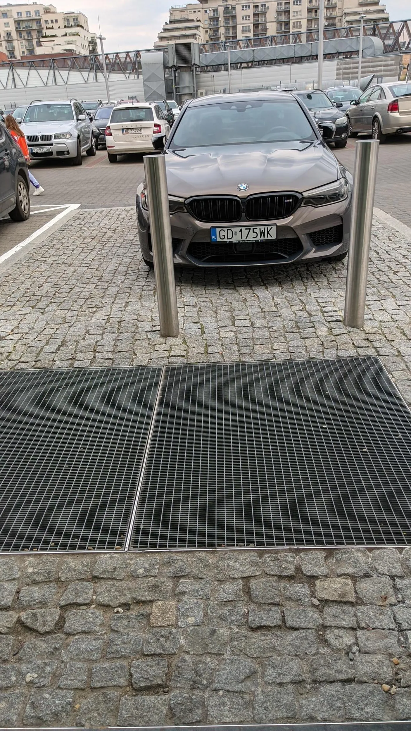 Inaczej nie można nazwać kierowcy jak pajac. Sama nazwa wskazuje samochodu jaki właściciel jest. Nie dało się wjechać samochodem do galerii sklepu do środka.