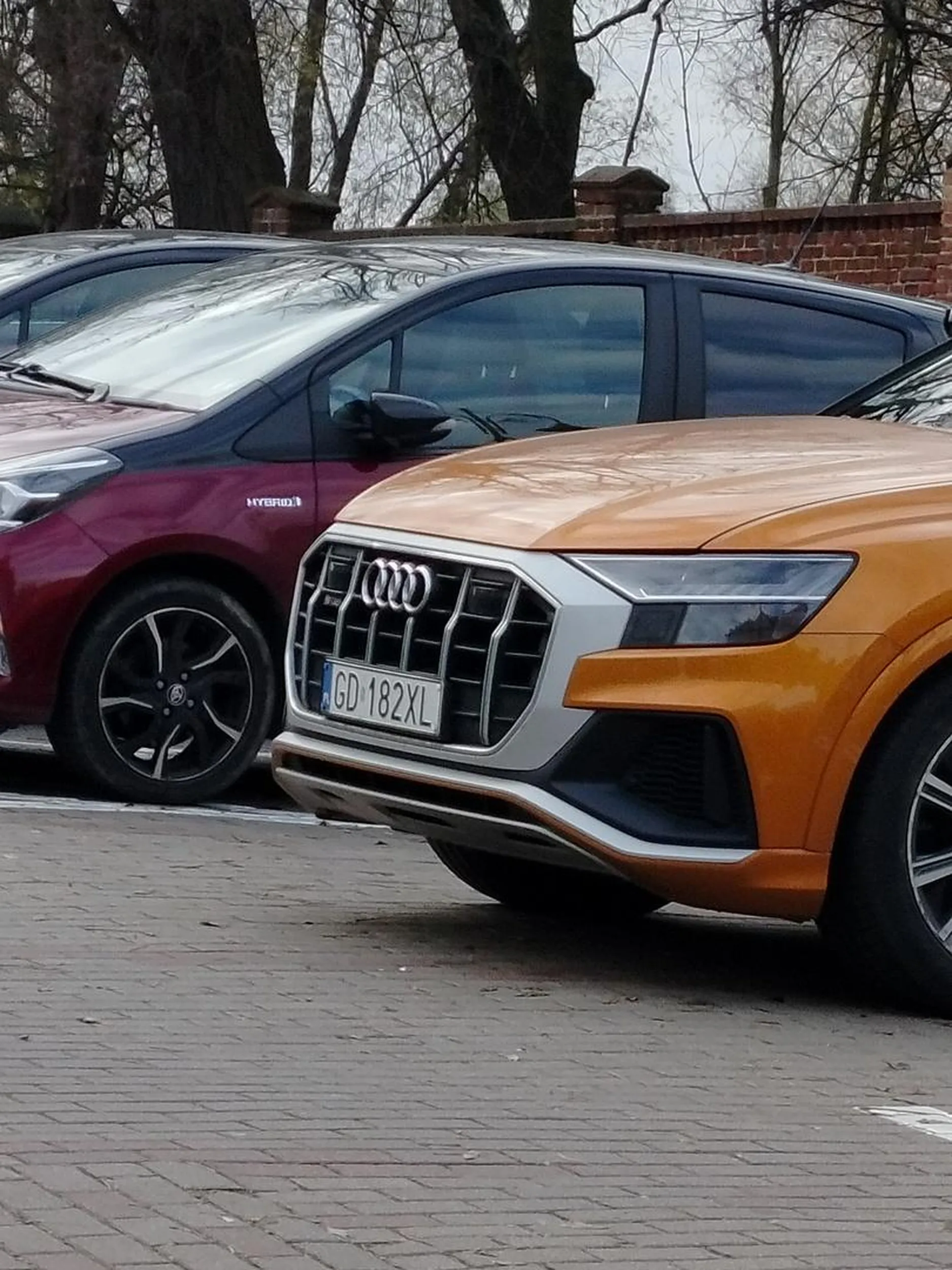 Kutas nie umie jeździć parkuje na środku ulicy i jeszcze ma problem jak mu się zwróci uwagę.