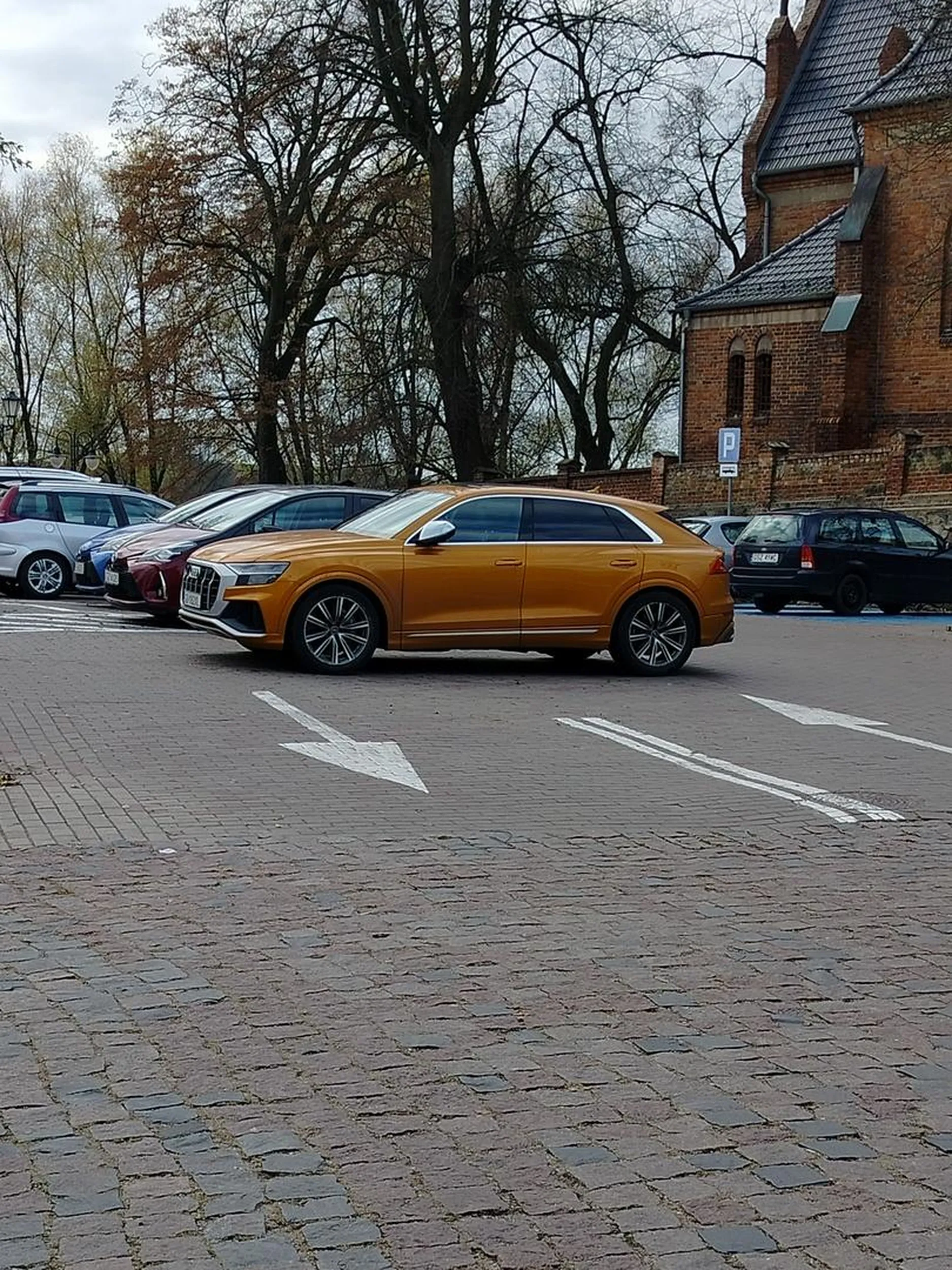 Kutas nie umie jeździć parkuje na środku ulicy i jeszcze ma problem jak mu się zwróci uwagę.