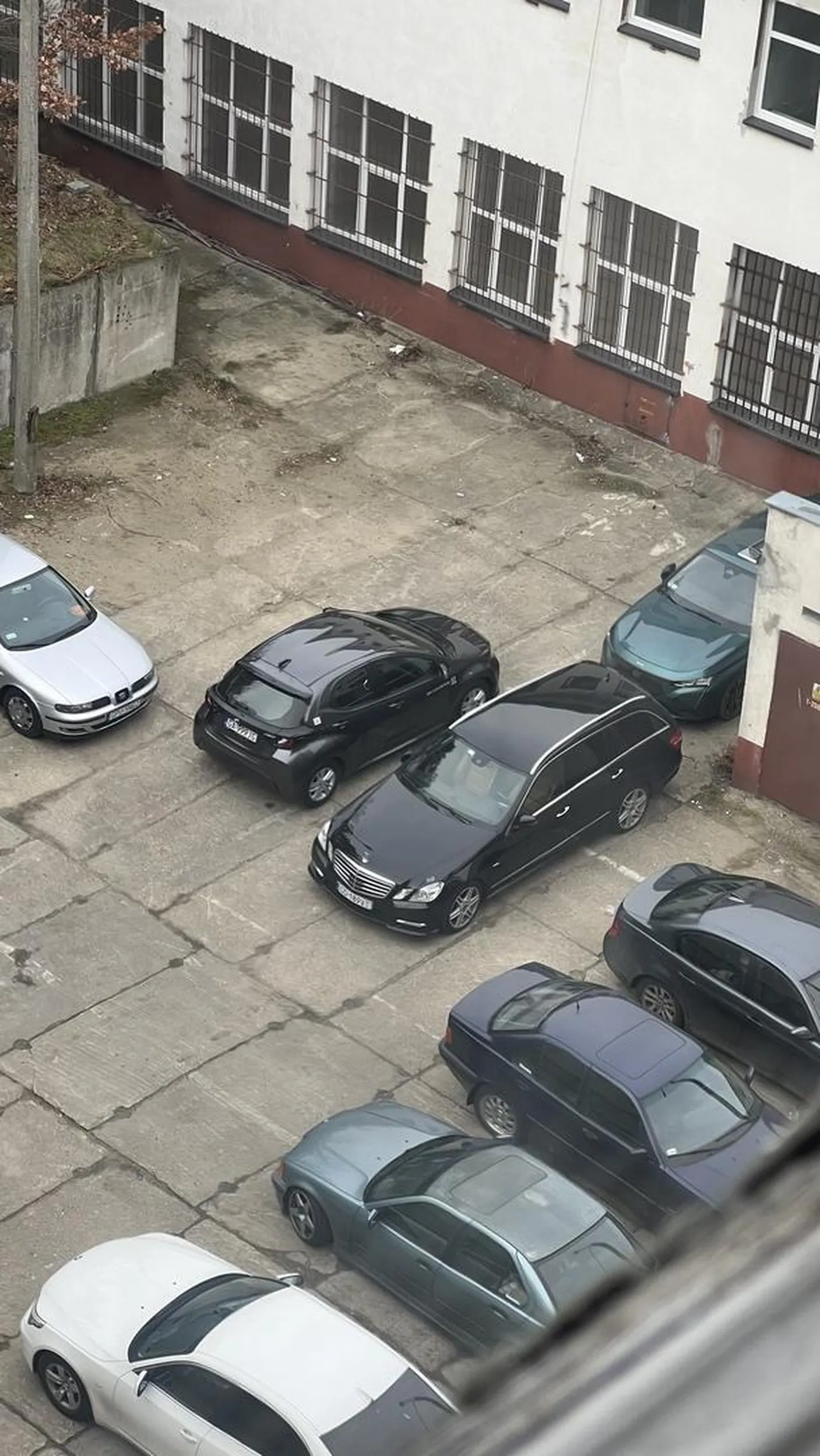 Samozwańczy właściciel nie oznaczonego miejsca parkingowego. Po uznaniu że zająłem jego miejsce zablokował mnie, wraz z autem obok