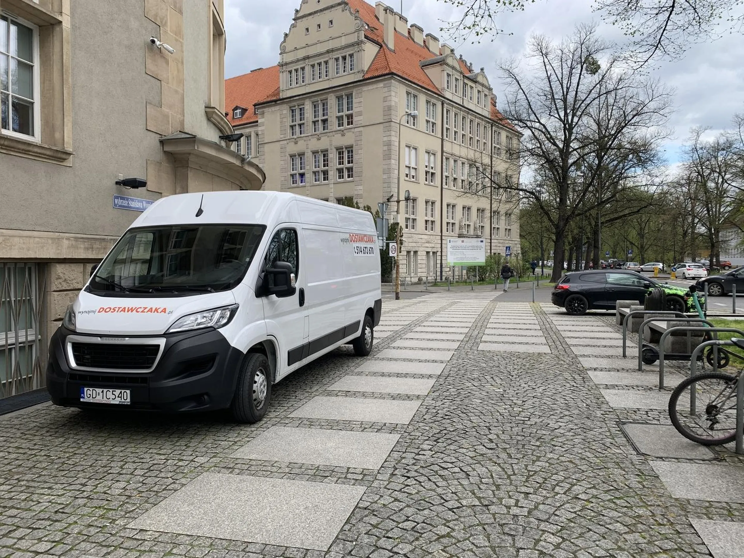 Parkowanie z dala od krawędzi jezdni, jazda wzdłuż po chodniku, wjazd przez przejście dla pieszych. A wokół pełno darmowych miejsc parkingowych.