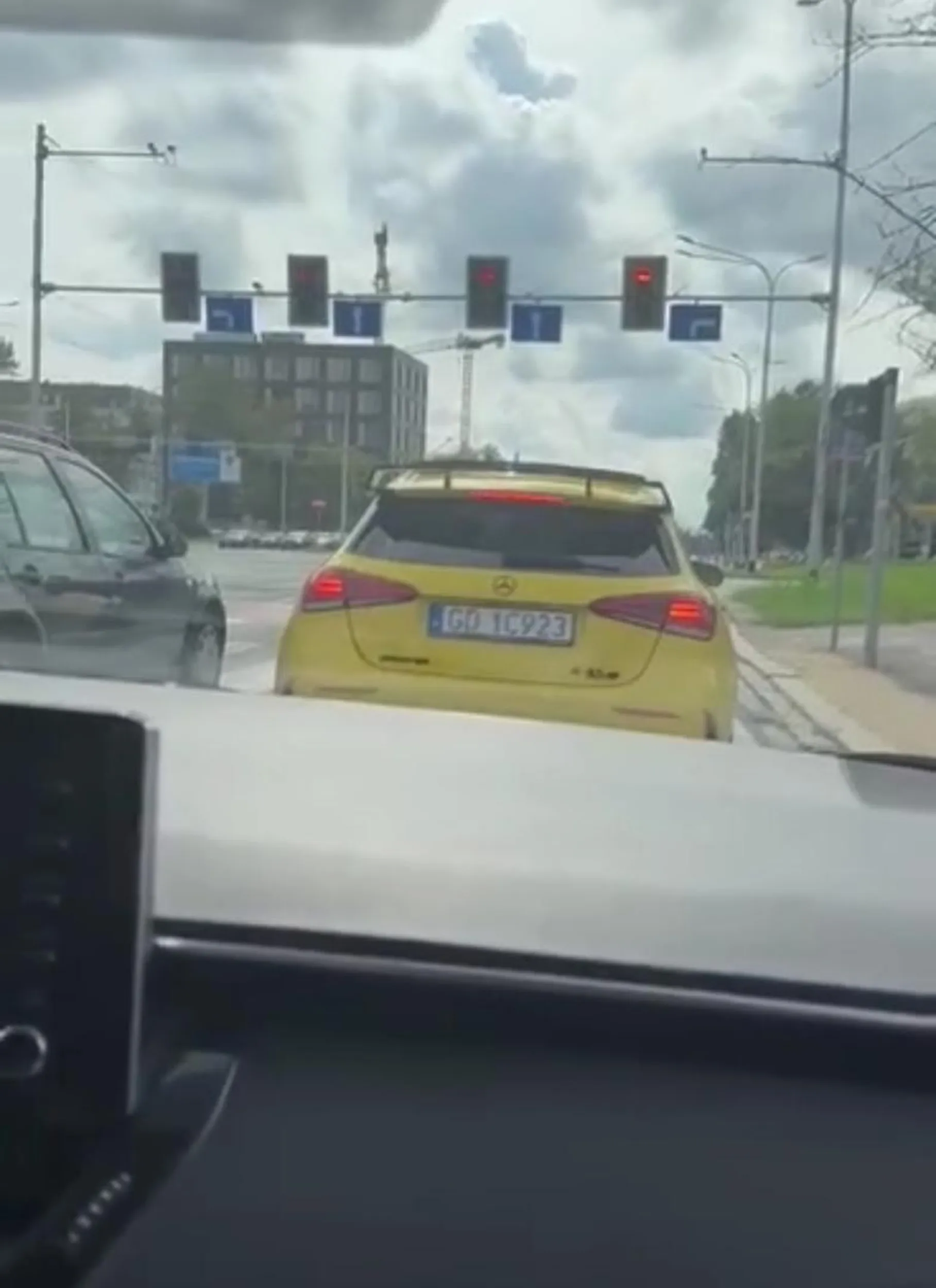 mordko zostałeś porobiony przez corolle przy dziewczynie