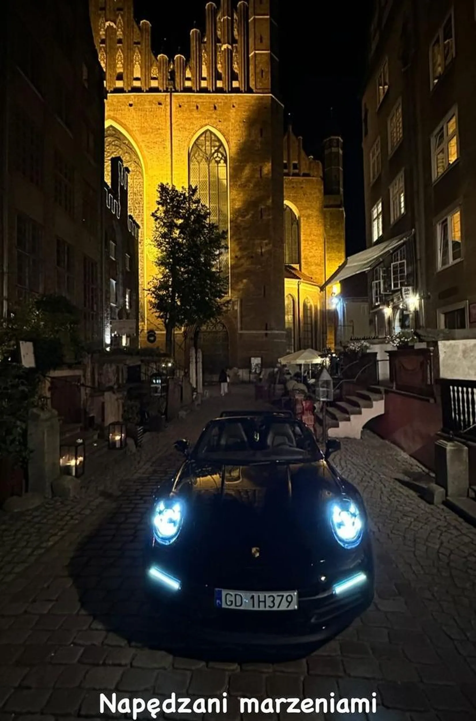 Najładniejsza ulica gdanskiego starego miasta, wąska i z z zakazem wjazdu, ale oczywiście jakiś podmiejski dyskotekowiec musi się tam wbić zrobić zdjęcie nowego samochodu