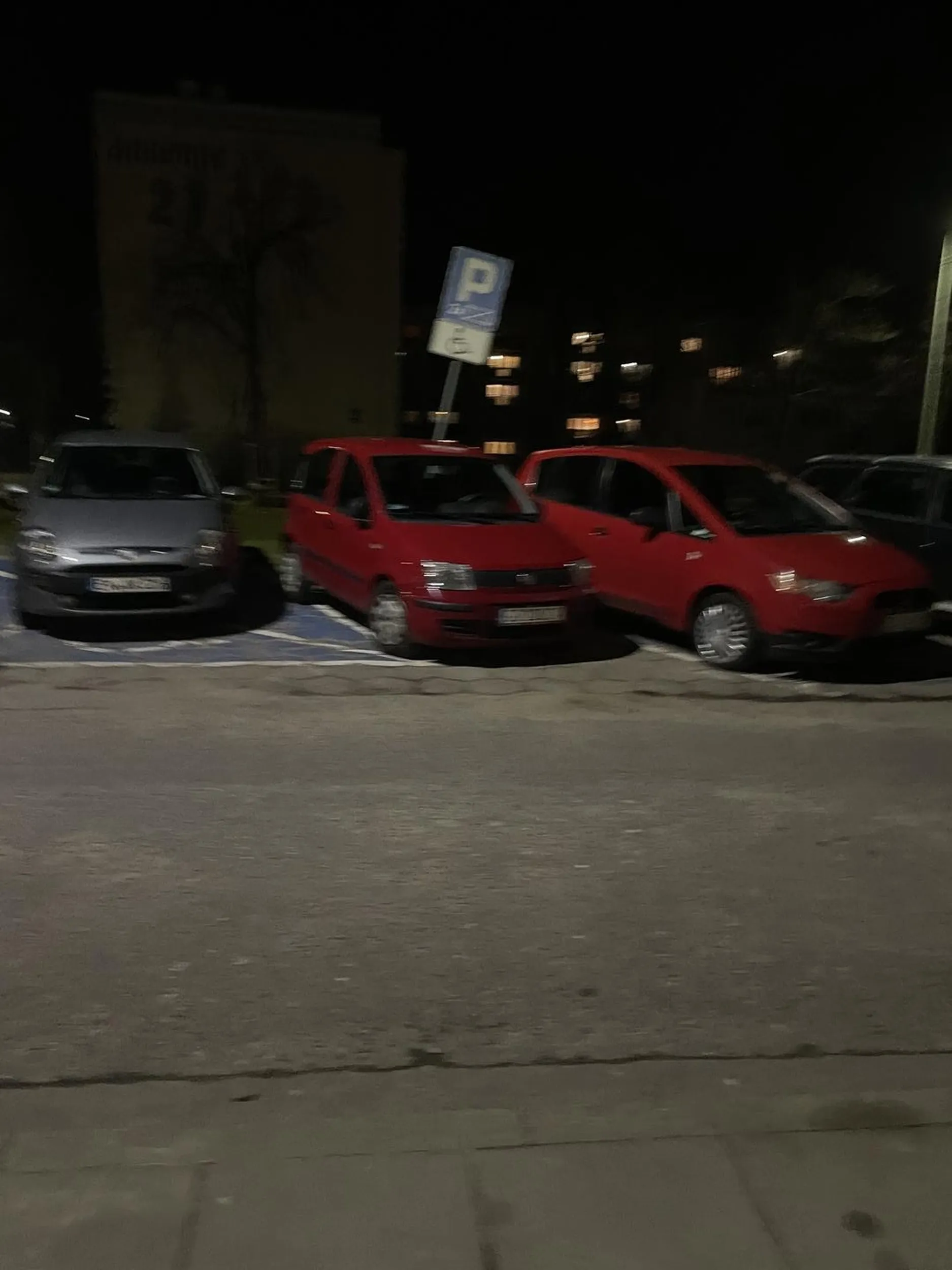 Kierowca chamski, pretensjonalny, mimo wielu upomnień dalej parkuje kołami na drugim miejscu parkingowym blokujac innym uczestnikom ruchu wysiadanie z samochodu na miejscu dla osób niepełnosprawnych. Upiera sie, że ma prawo tak stać.