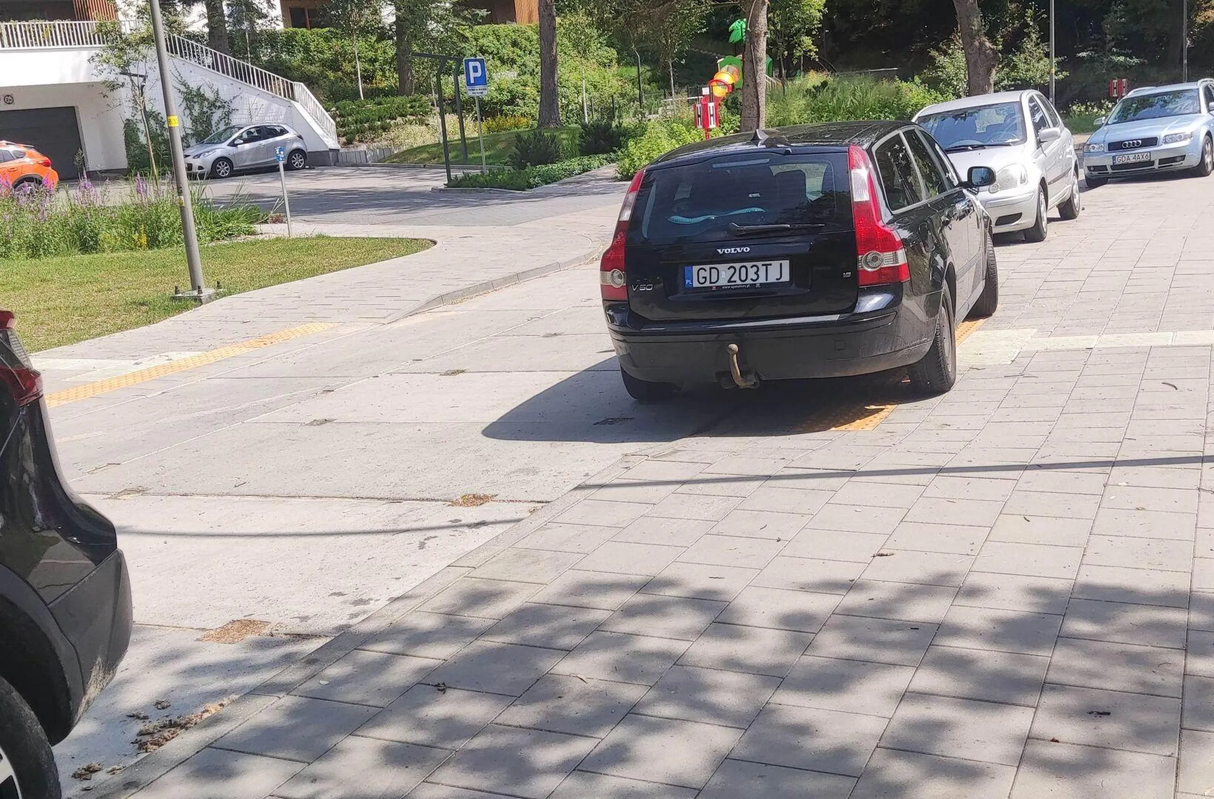 Co za uparciuch. Te żółte i białe wstawki są po to, żeby ułatwić niewidomym znalezienie miejsca przechodzenia przez jezdnię a nie ułatwić parkowanie.