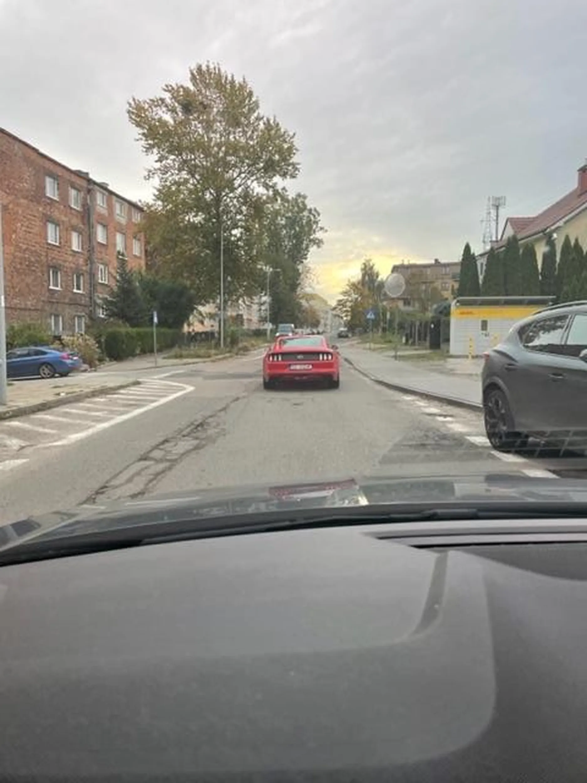 Pozdrawiam maluczkiego pana z Mustanga GT - widze że trzeba sie dowartosciowac takim autem. zupełnie bez powodu zajechał mi drogę, specjalnie dał po heblach.