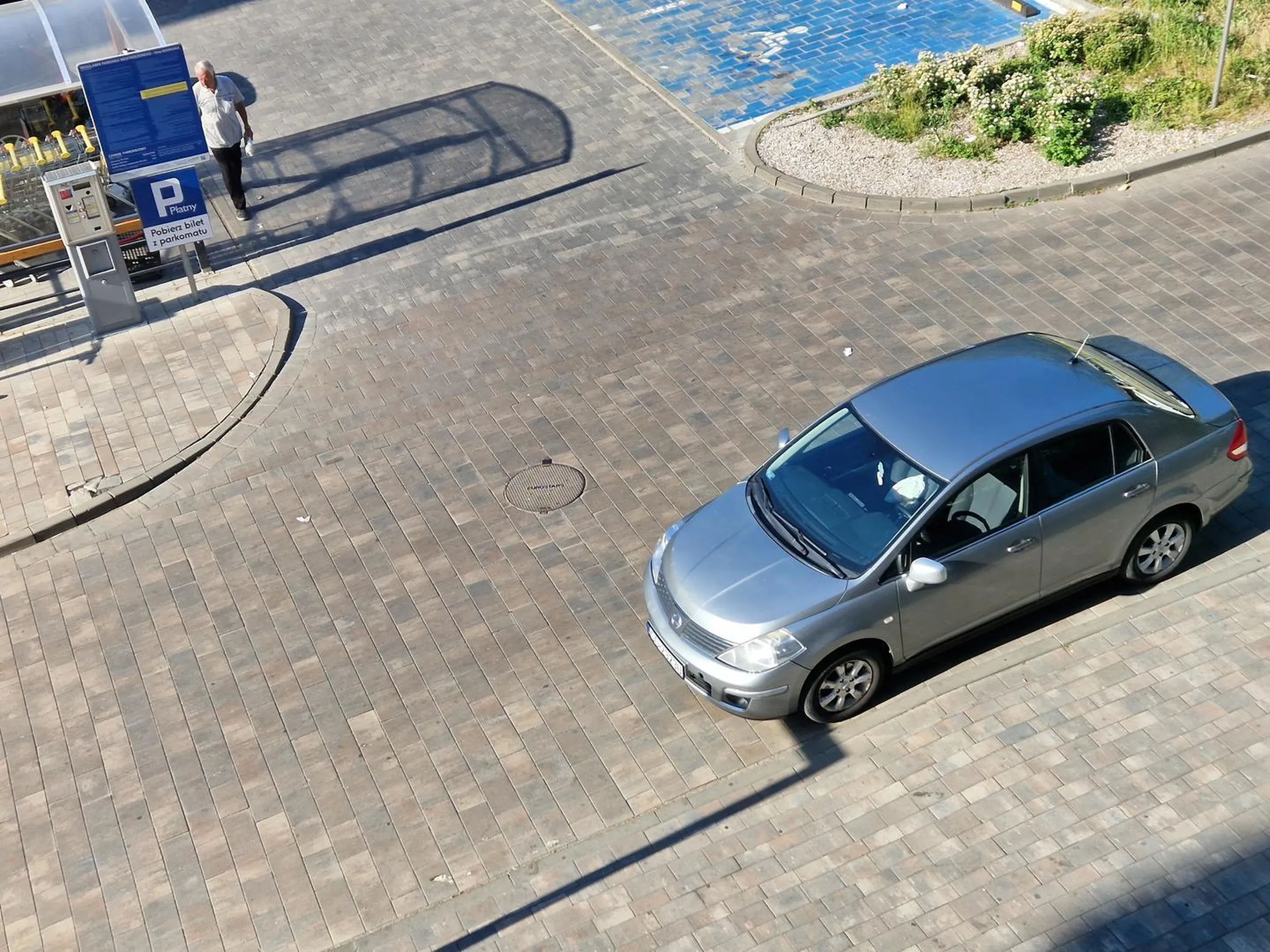 Parkowanie na skrzyżowaniu, a parking tuż obok...