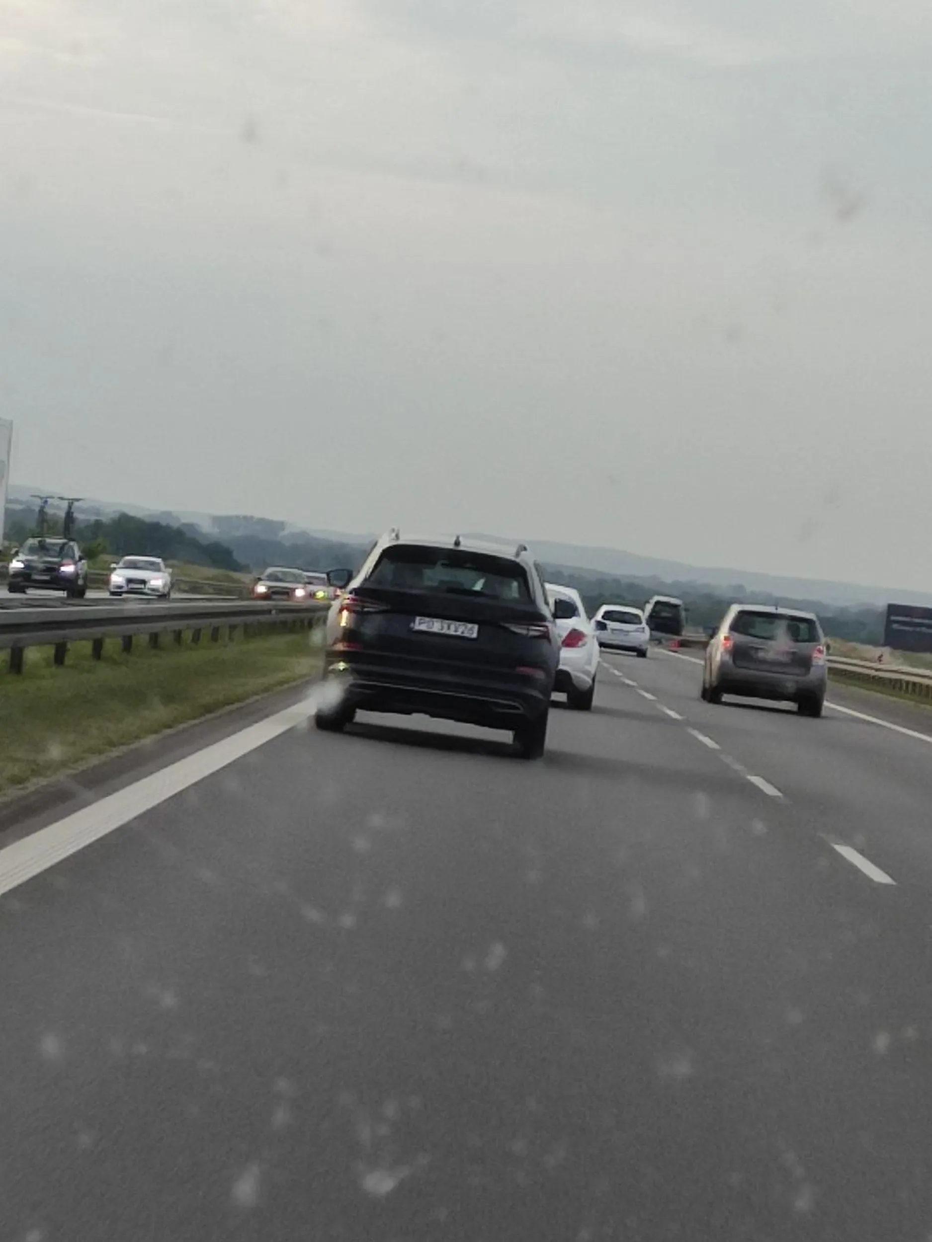 Jeździ lewo prawo, siedzi na d**** Ogólnie dosyć agresywny