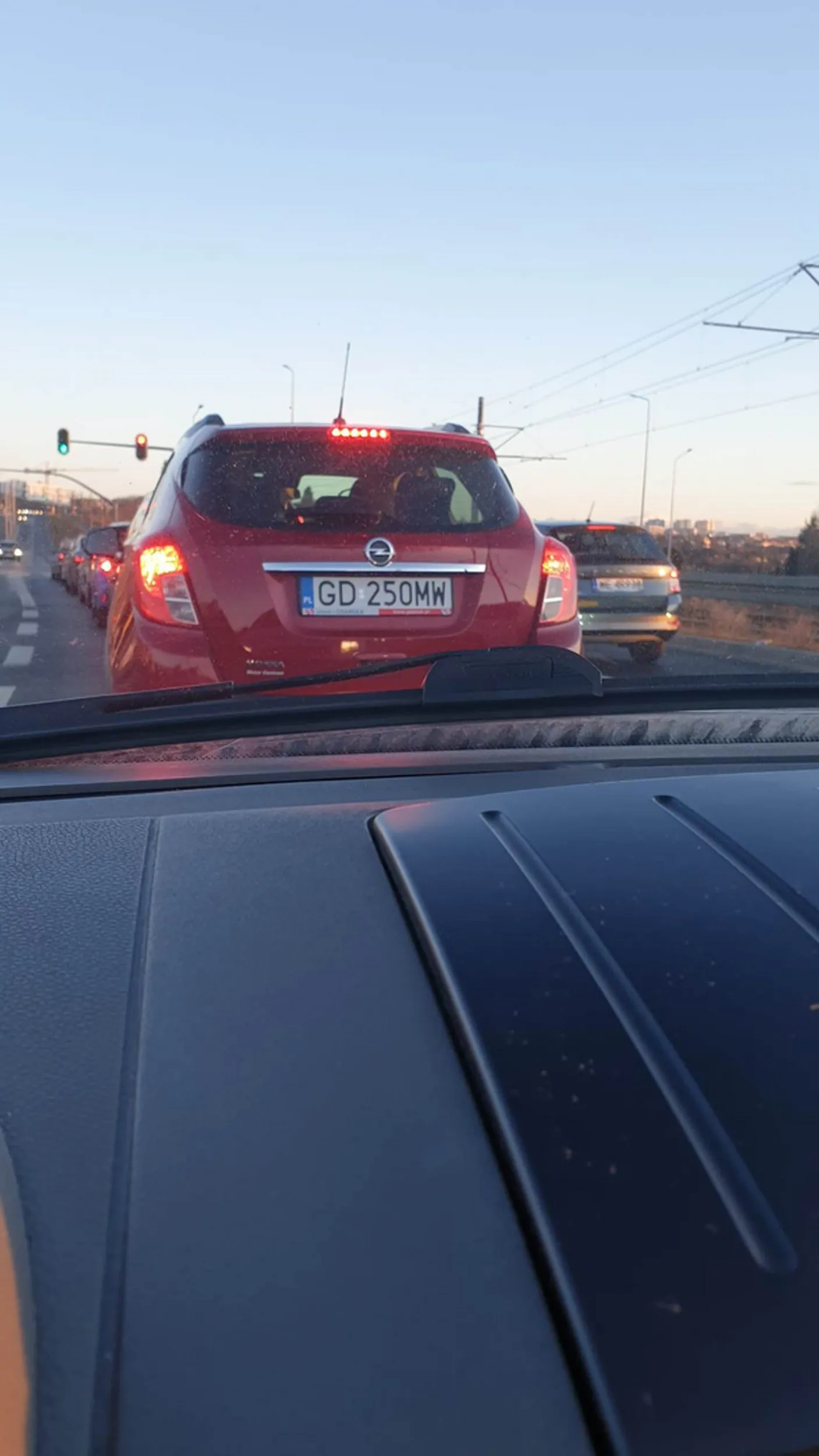 Proszę patrzeć w lusterka i używać kierunkowskazów. Dziś (6.03.2023) przed skrzyżowaniem Adamowicza z Kartuską, jadąc od strony Lawendowego Wzgórza Opel Mokka o tychże numerach rejestracyjnych zajechał mi droge zmieniając pas. Wymijał samochód stojący w korku do skrętu w prawo w Kartuską. Nie pamiętam, czy kiedyś byłem bardziej przekonany, że właśnie za ułamek sekundy zderzę się z innym autem. Jakimś cudem udalo się wyhamować, nawet w szoku nie zatrąbiłem.