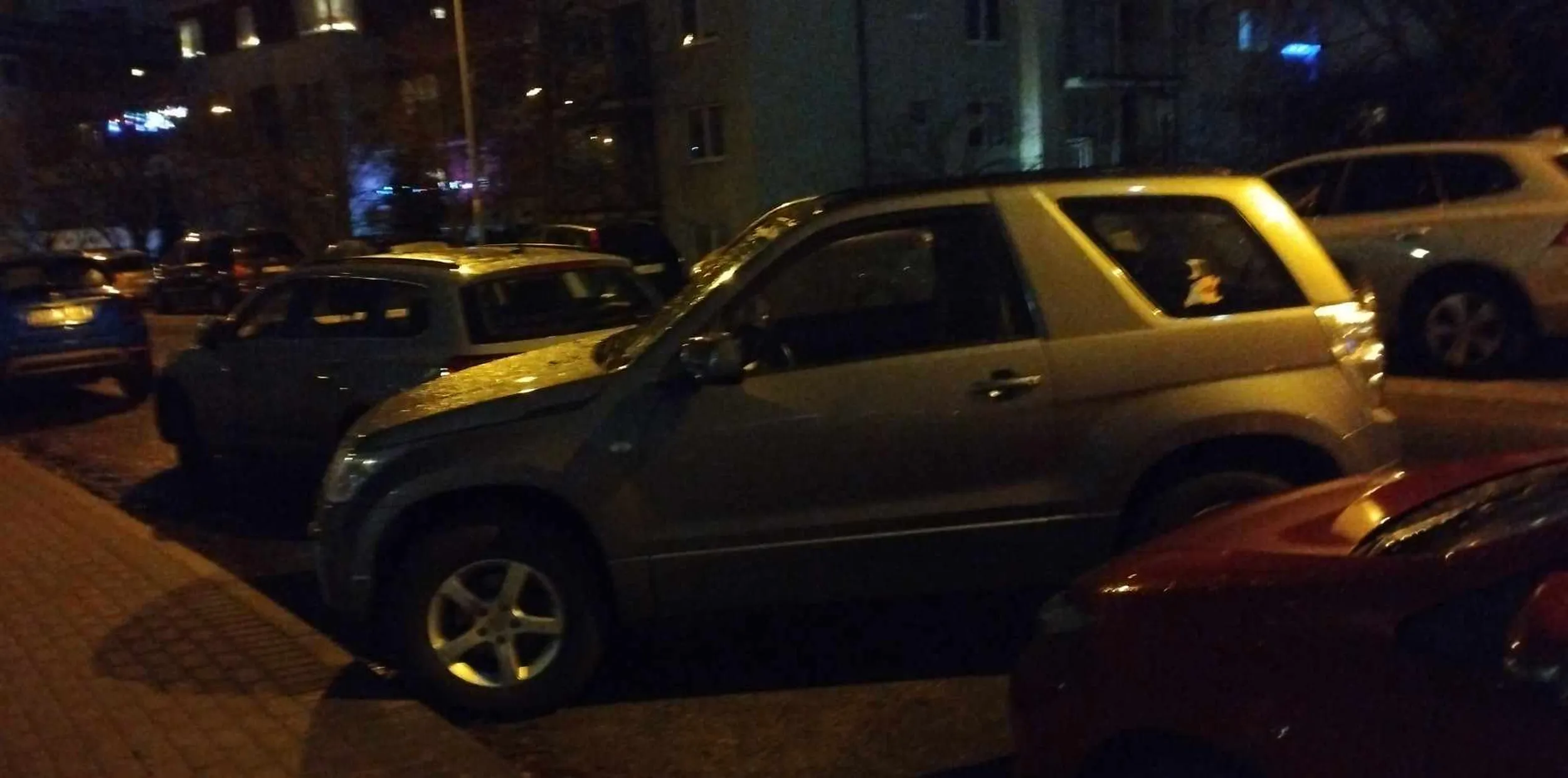 Każdy stawia prosto, ale ty jak zwykle nie umiesz. Prawa jazdy nie masz, czy miernoto nie nauczyłeś/aś się parkować? Takie trudne, w linii prostej postawić osobowke? Jeszcze takiego krótkiego klocka?