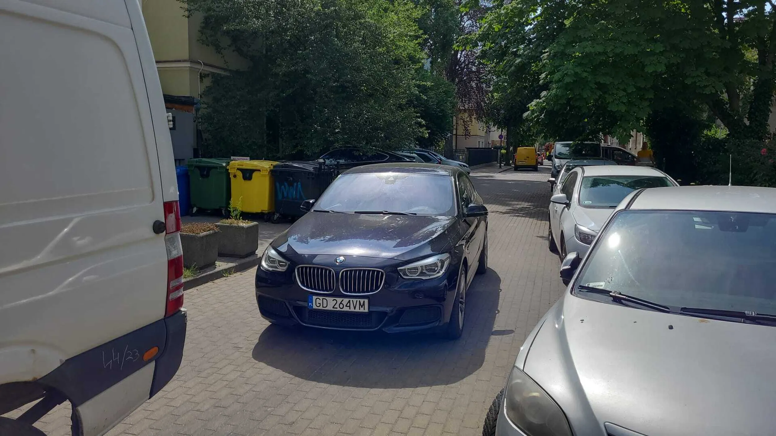 Panisko parkuje na  30 min i zastawia całą ulicę Fiszera w Gdańsku blokując pojazd z lekami ratującymi życie