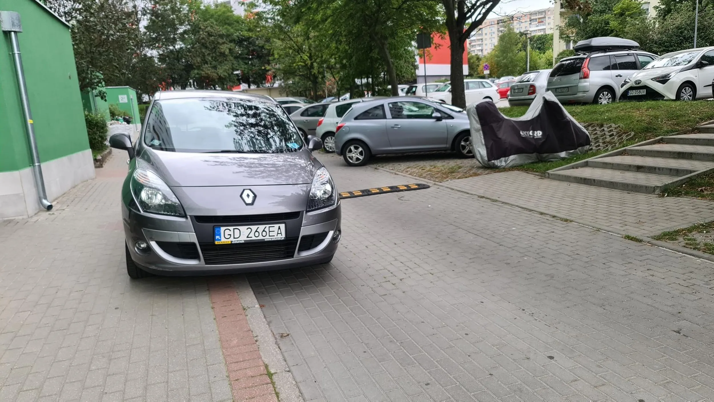 Proszę nie stawać więcej w ten sposób, gdyż utrudnia to ruch pieszy i drogowy.