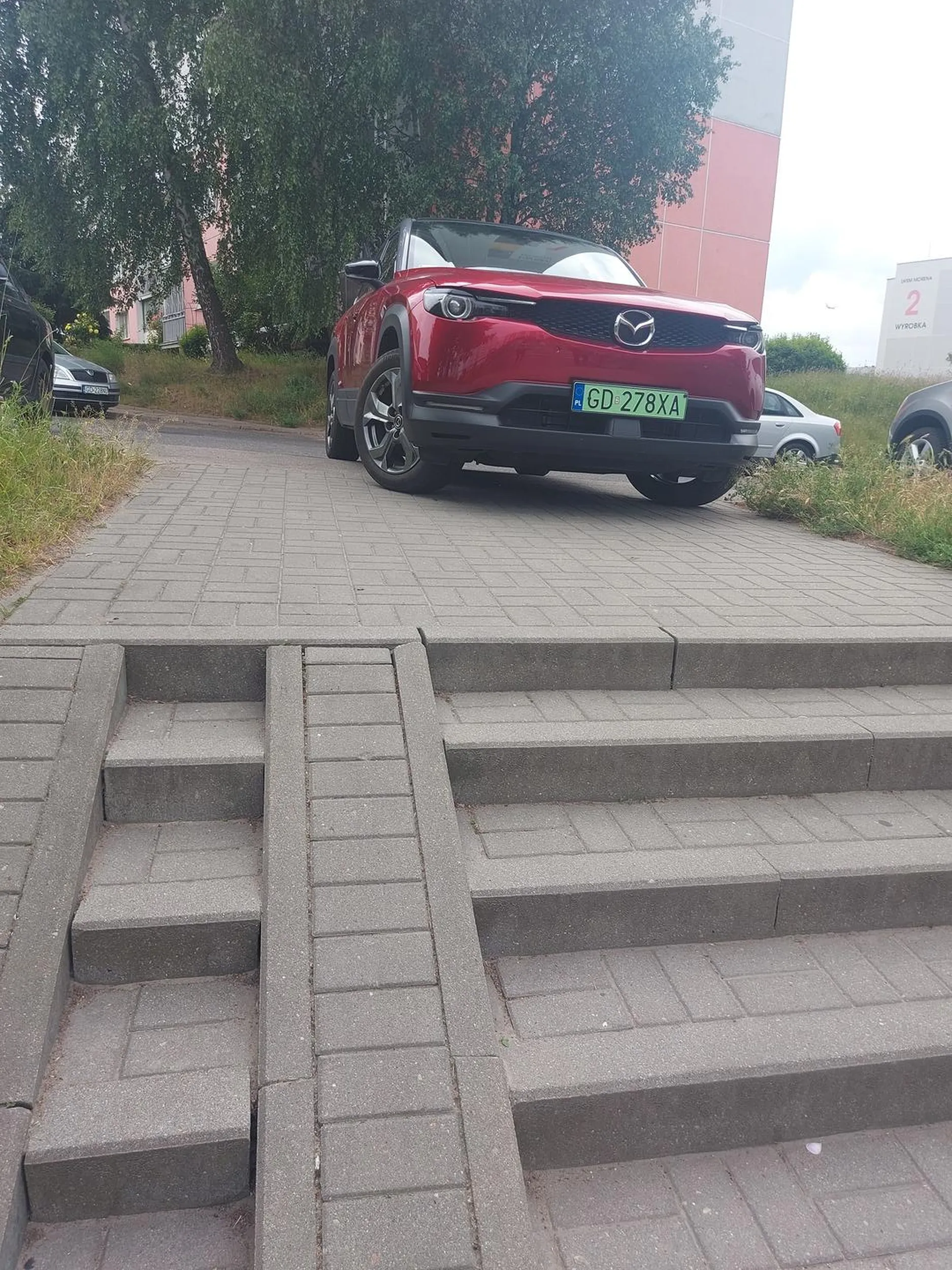 Może na schodach od razu postaw  bo dlaczego nie?