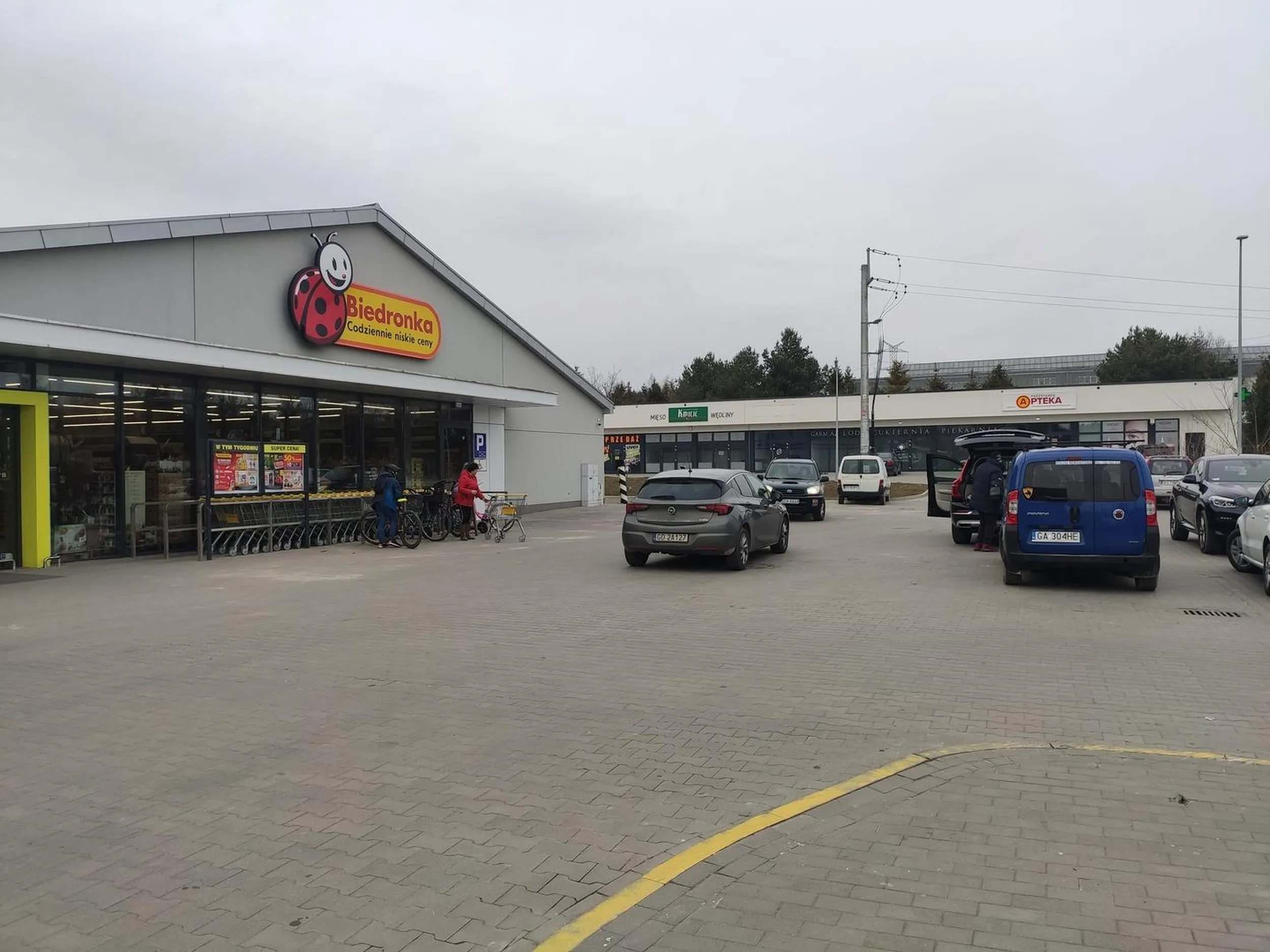 Parkowanie na środku drogi przy biedronce. Trochę pomyślunku by wystarczylo.