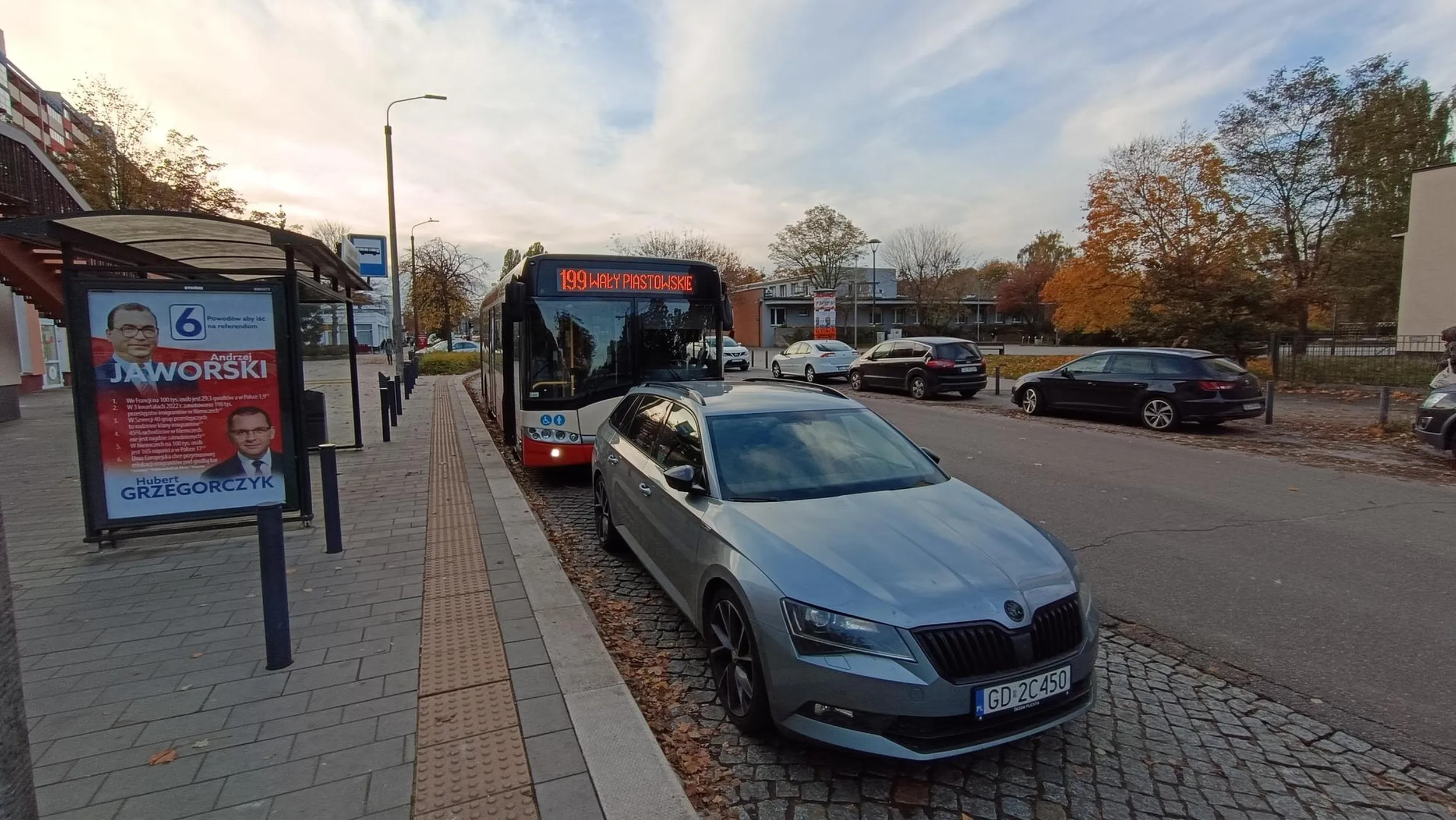 Parking na zatoczce przystankowej, a autobus ma sobie jakoś radzić z wyjazdem.