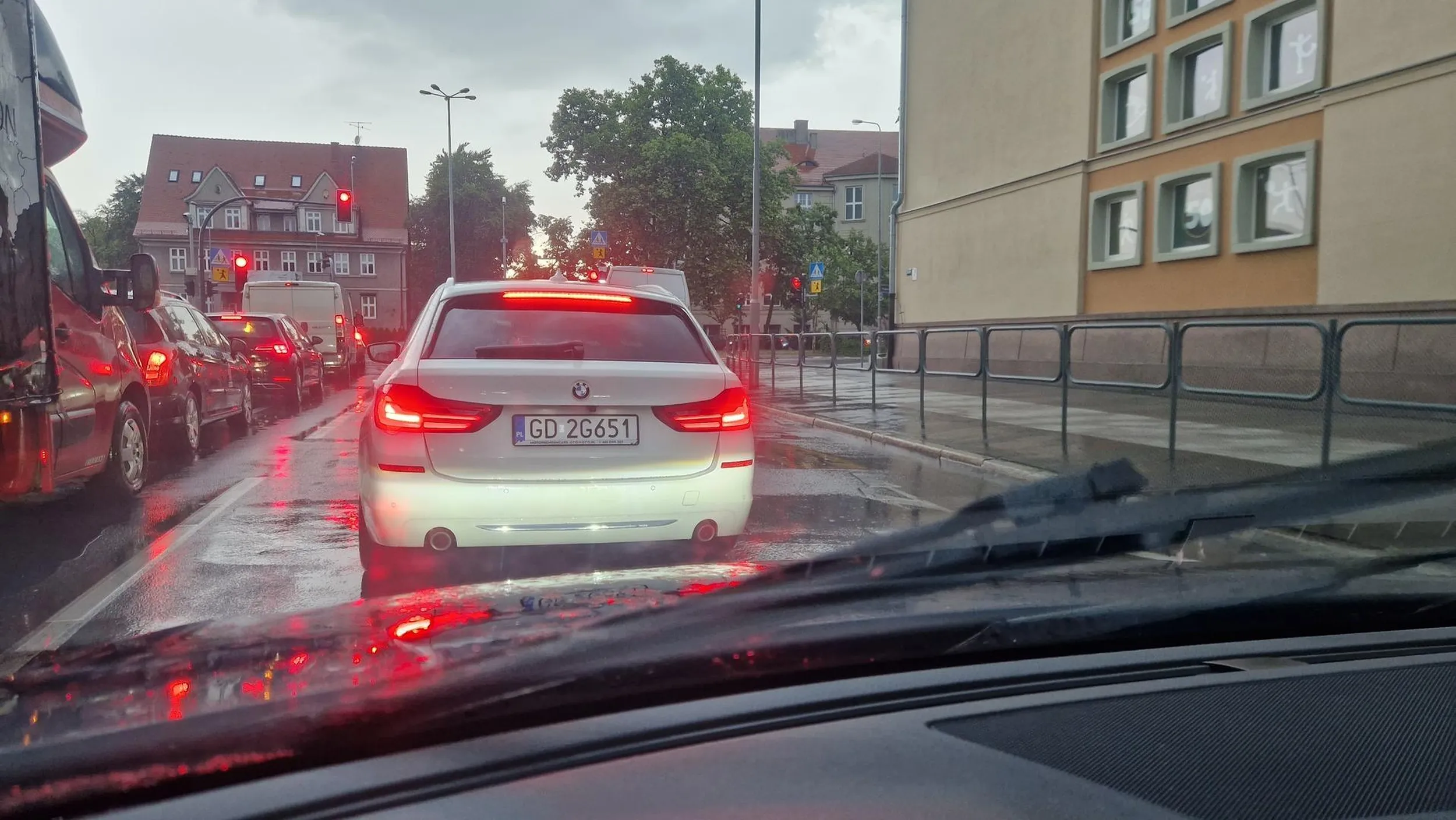 Baran zajeżdża drogę. Wjeżdża w każdą szczelinę. Jeździ super niebezpiecznie na granicy kolizji.