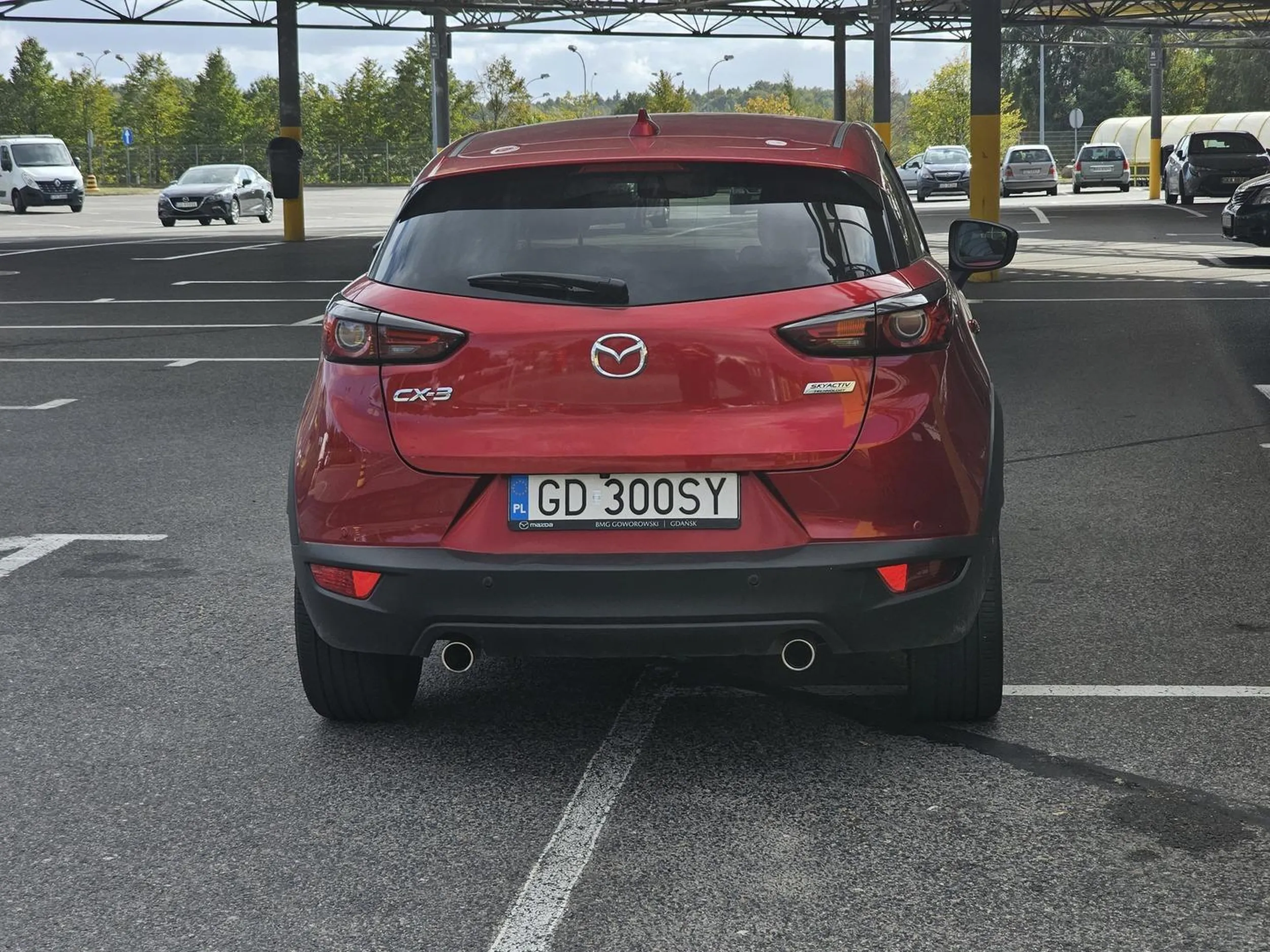 Blokuje 3 miejsca parkingowe.