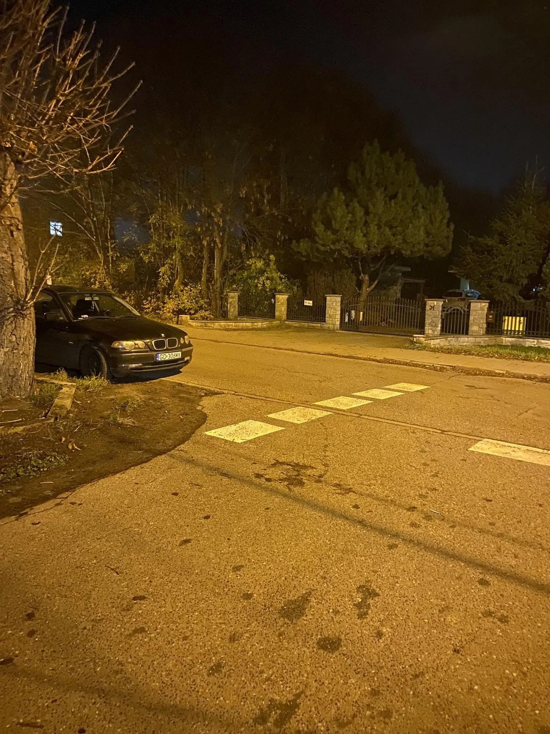 Staje na srodku skrzyżowania oraz drogi uniemożliwia płynny ruch na skrzyzowaniu Blokuje widoczność