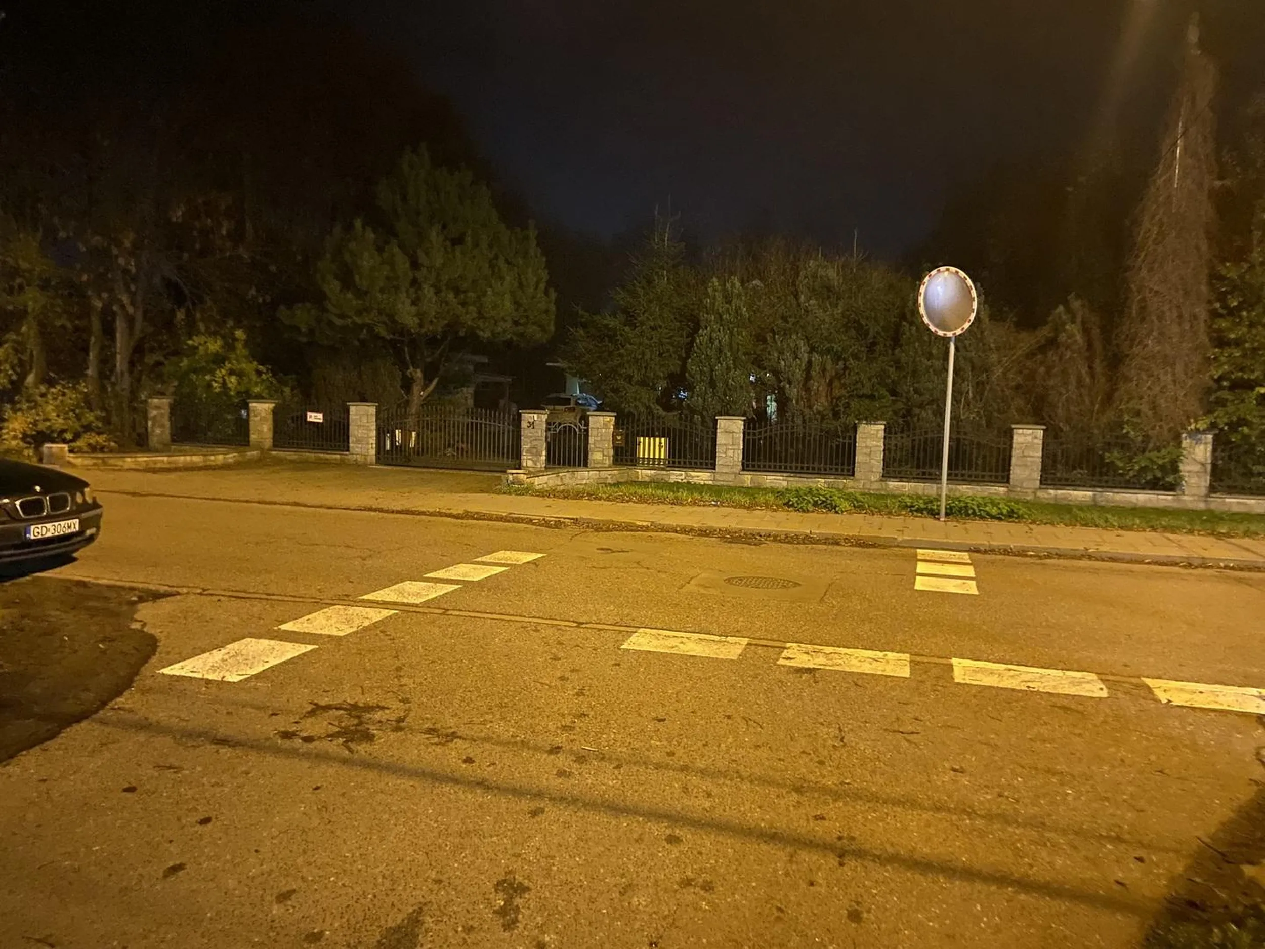 Staje na srodku skrzyżowania oraz drogi uniemożliwia płynny ruch na skrzyzowaniu Blokuje widoczność