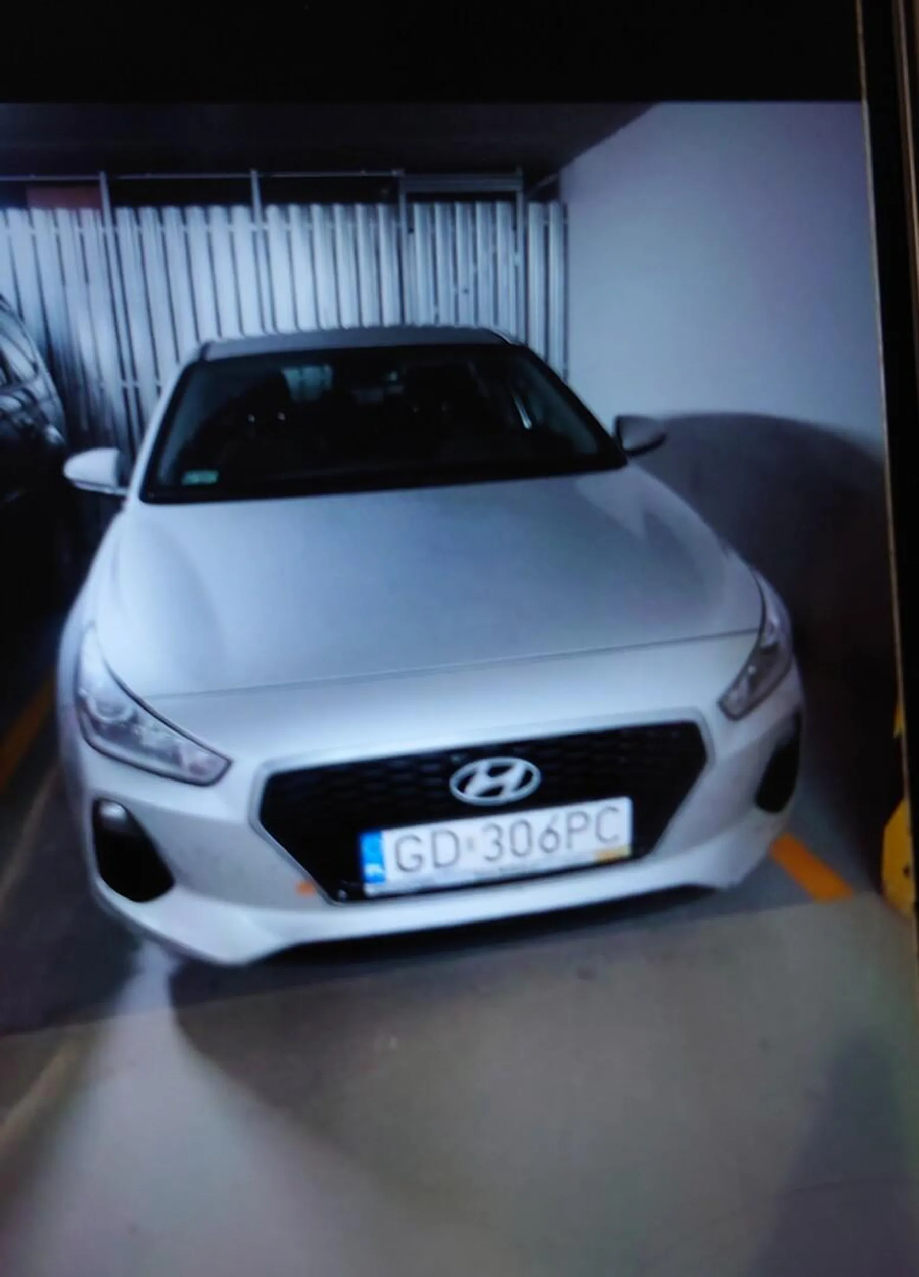 Miejsce parkingowe wykupione przez Właściciela mieszkania nie służy jako "wolny wybieg" dla gości. To teren zamknięty dla Właścicieli mieszkań.