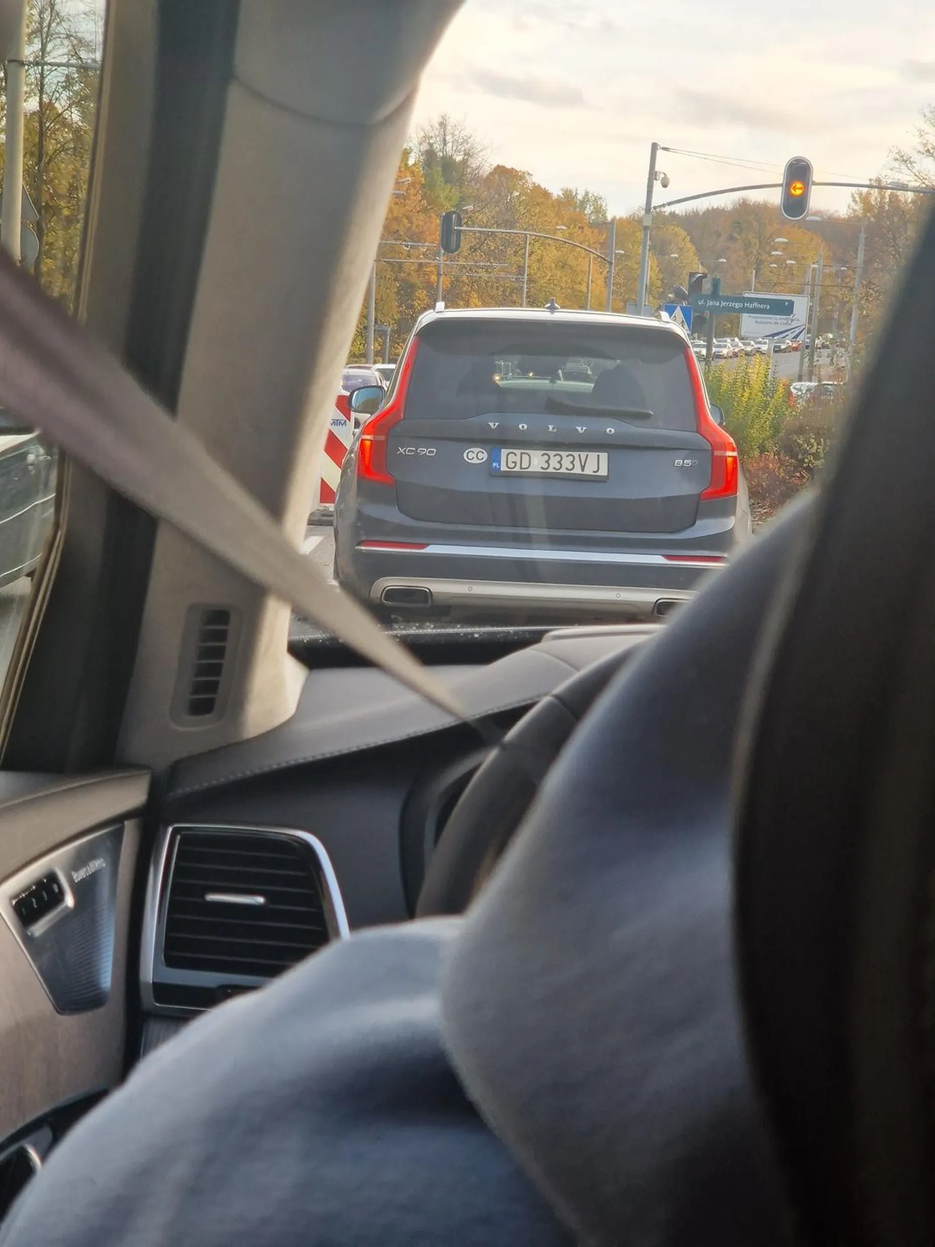 Cwaniak i cham na drodze. Wjeżdża na maskę, zajeżdża drogę, odjeżdża korek nawet przy zakazie ruchu.